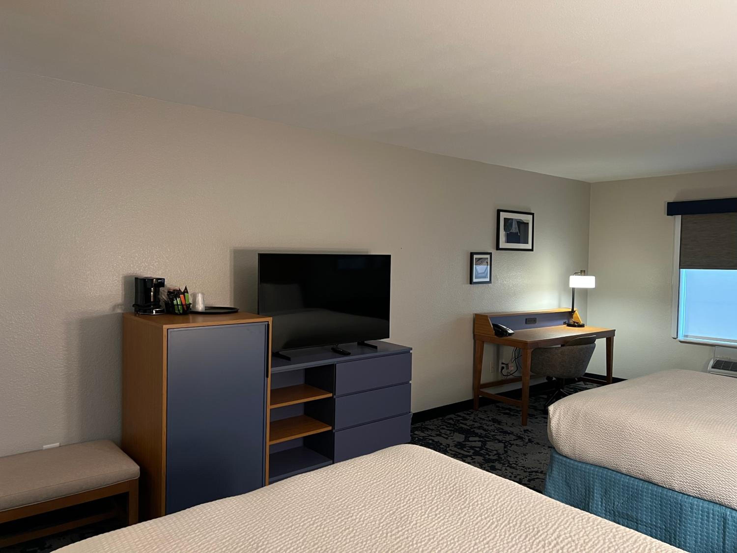 Queen Suite with Two Queen Beds and Sofa bed - Non Smoking/Interior Hall photo 3