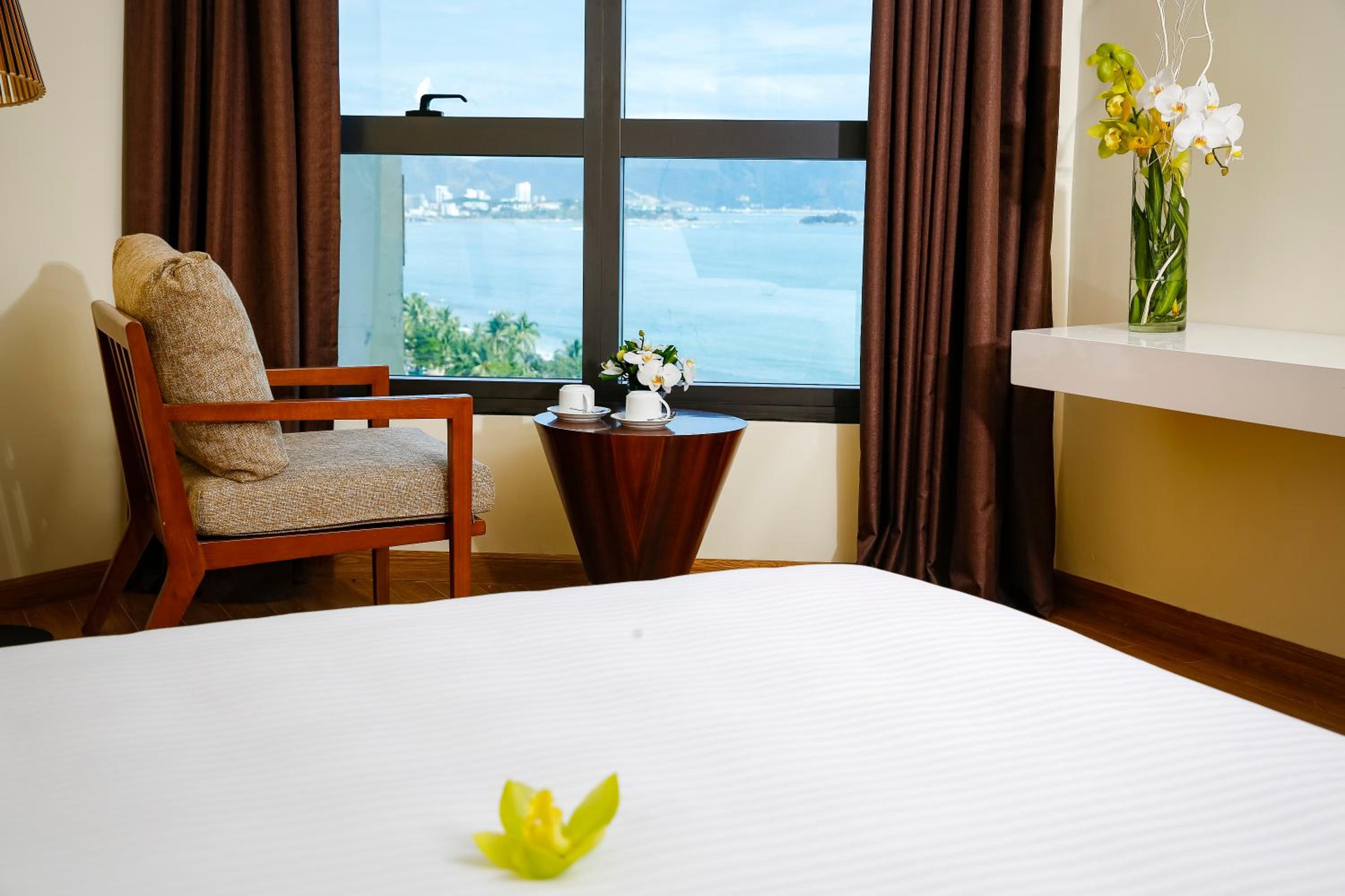 Deluxe Twin Room with Sea View thumbnail 5
