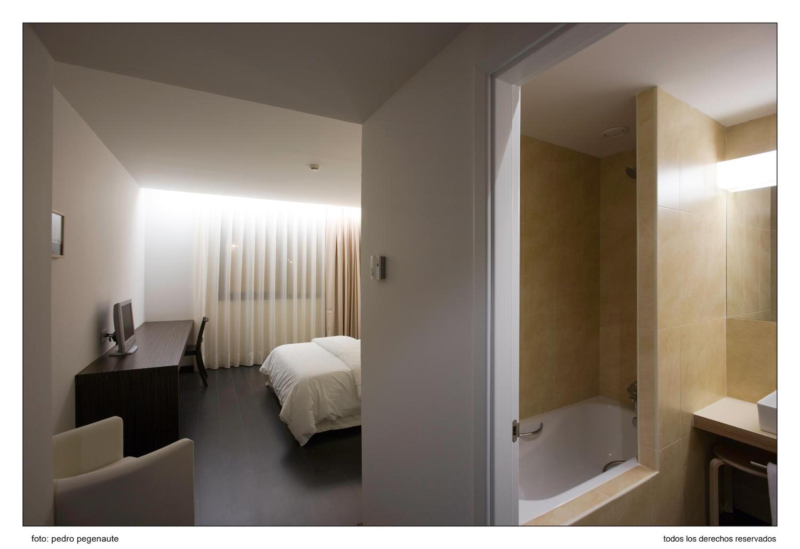 1 Double Bed - Photo 2