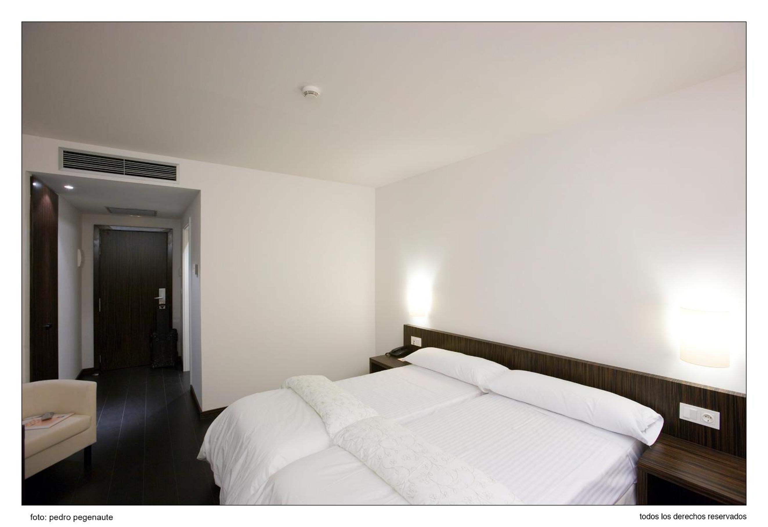 2 Single Beds - Photo 1
