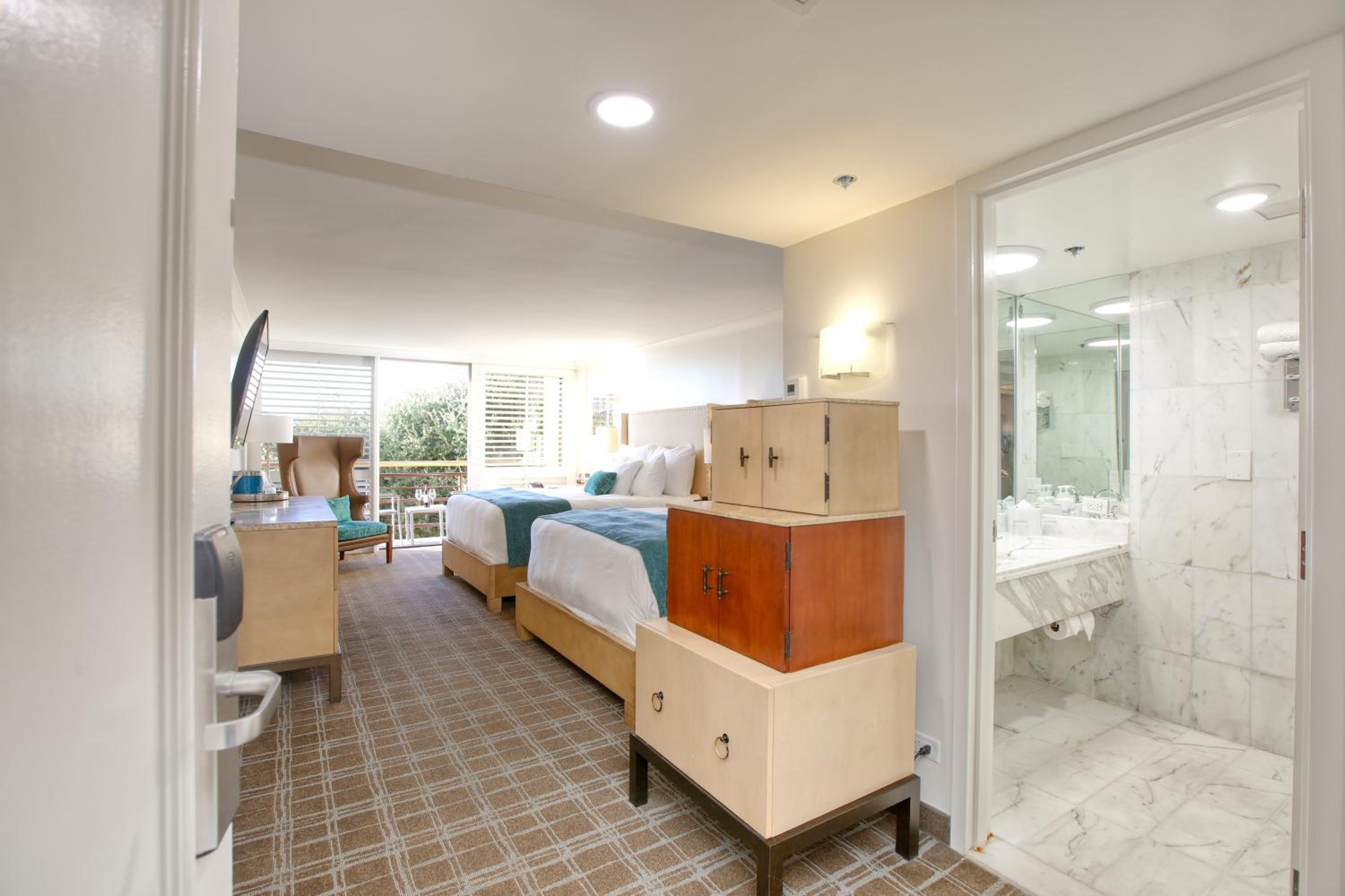 Queen Room with Two Queen Beds - Partial Ocean View - Photo 4
