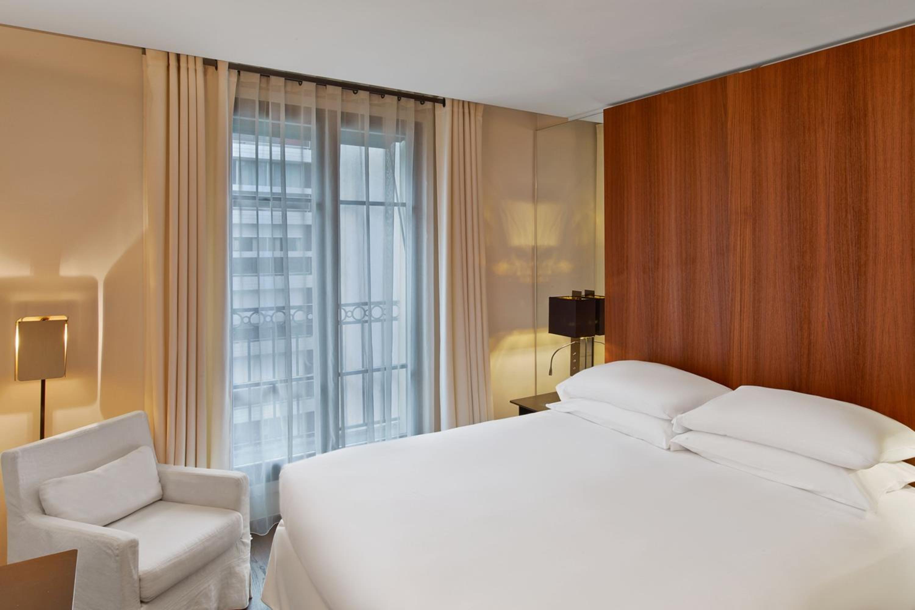 Deluxe Queen Room with Balcony thumbnail 5