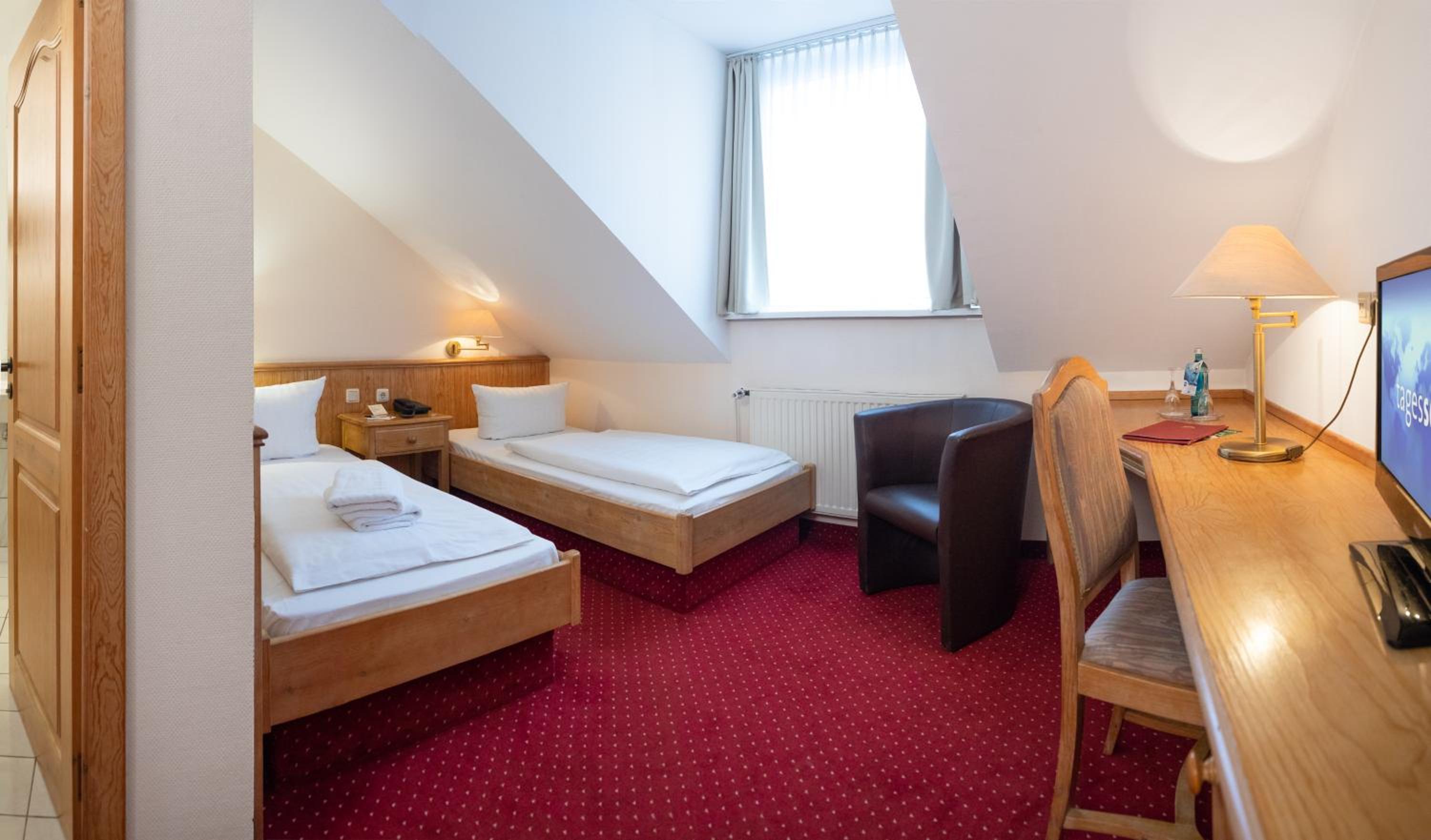 Economy Twin Room photo 2