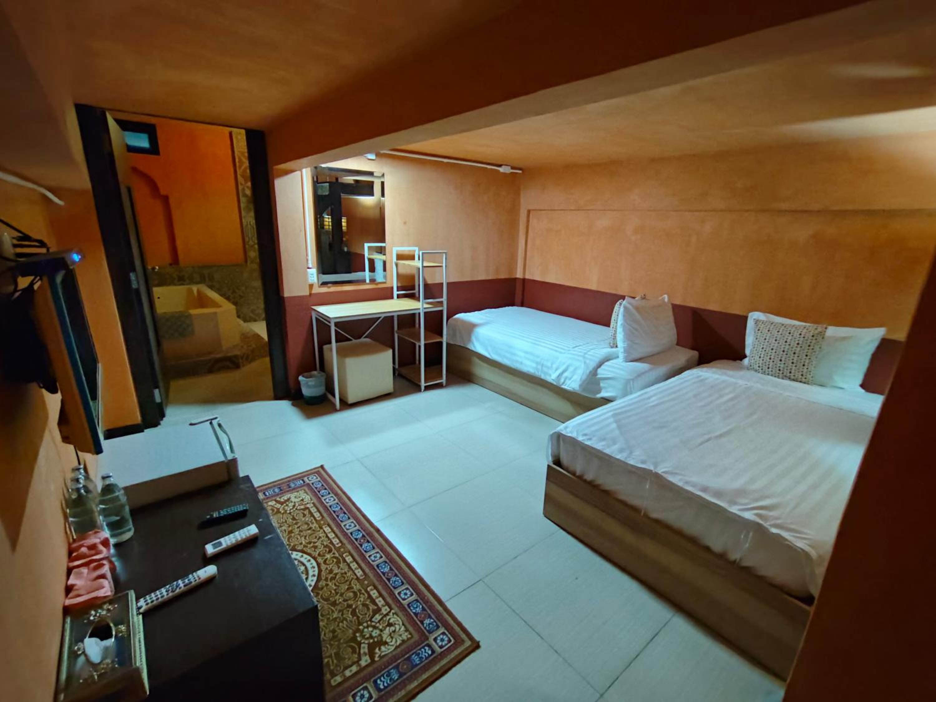 Quadruple Room with Bath photo 2
