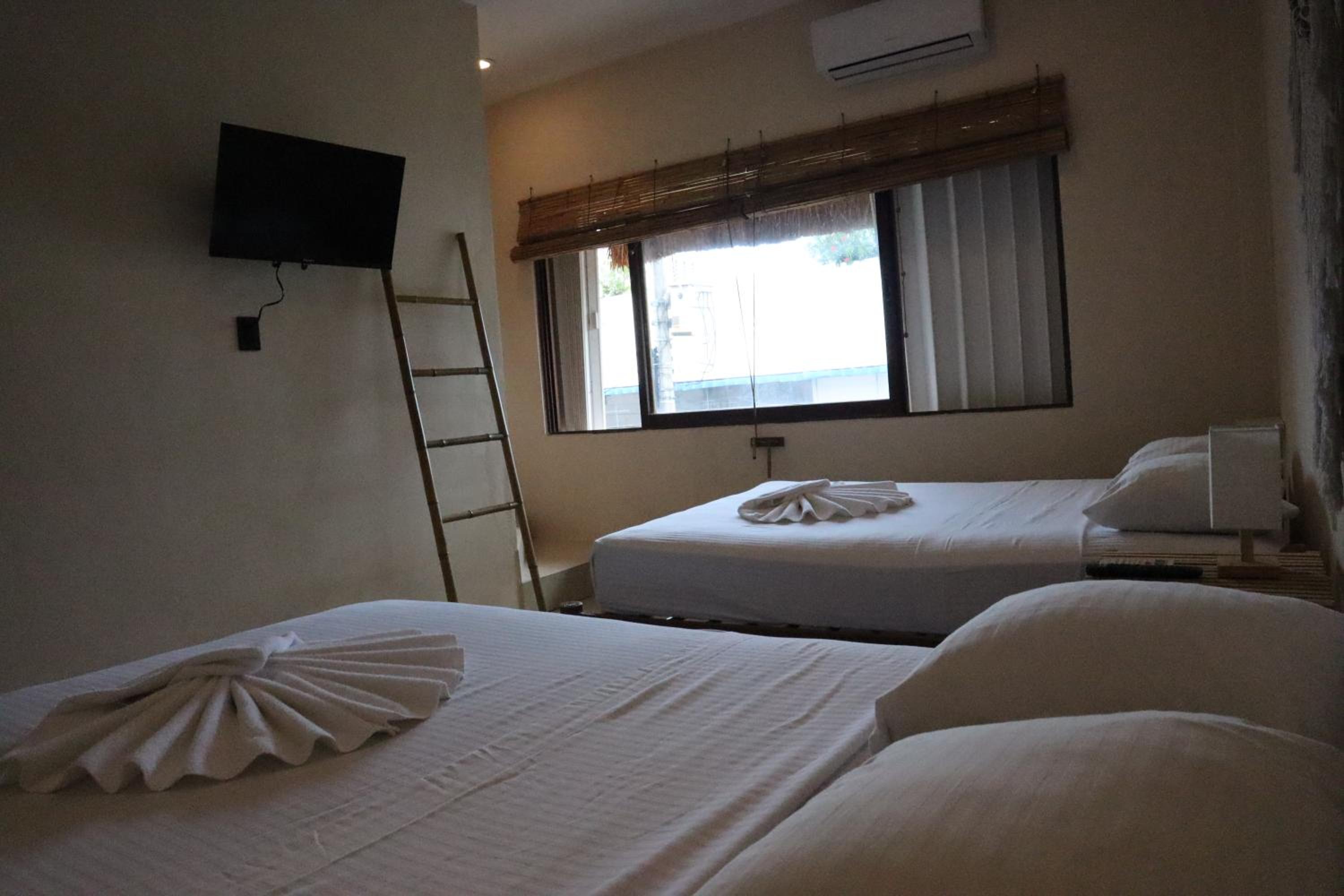 Deluxe Double Room with Two Double Beds - Photo 2