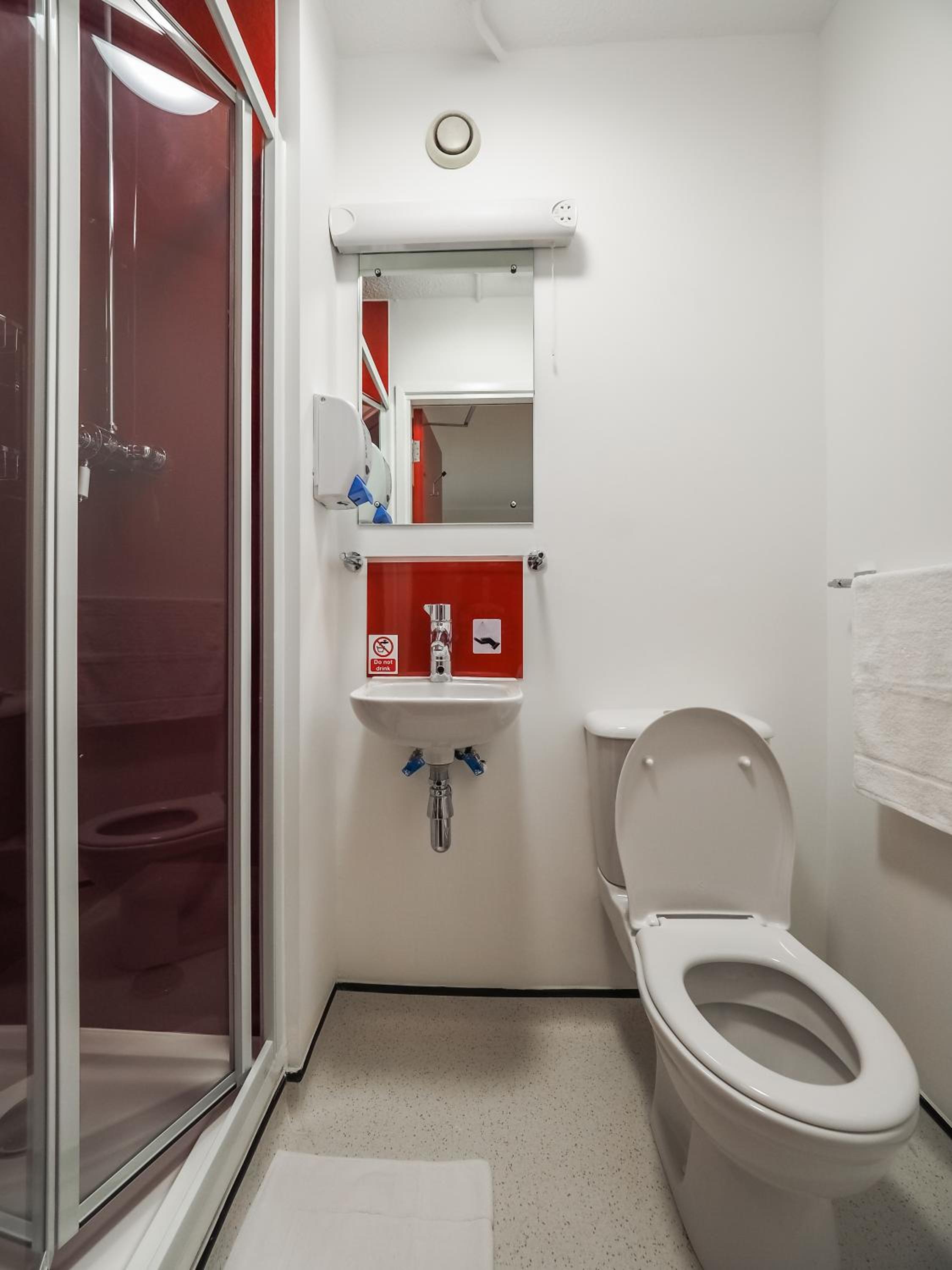 Standard Triple Room with En-suite Bathroom photo 2