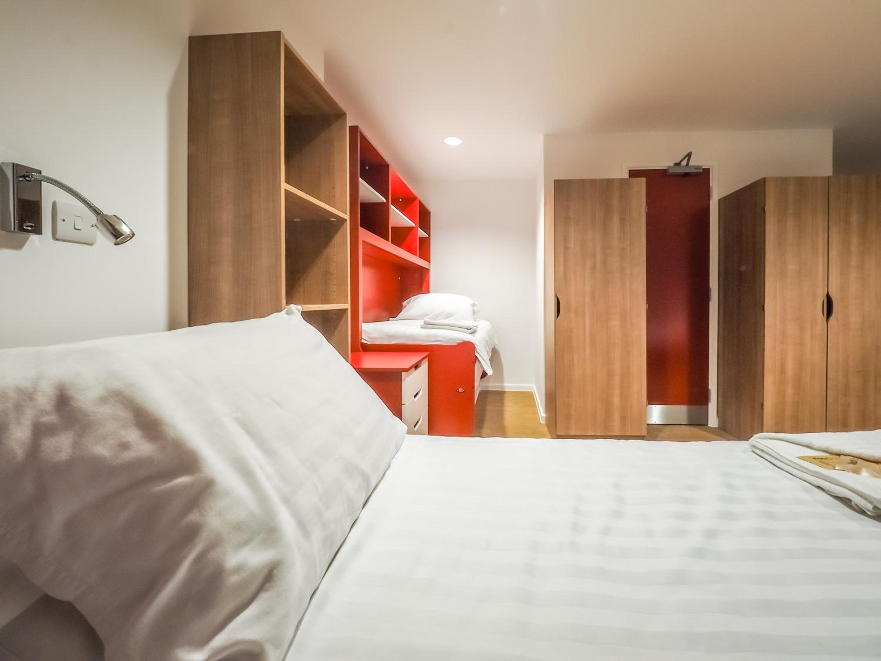 Standard Triple Room with En-suite Bathroom photo 1