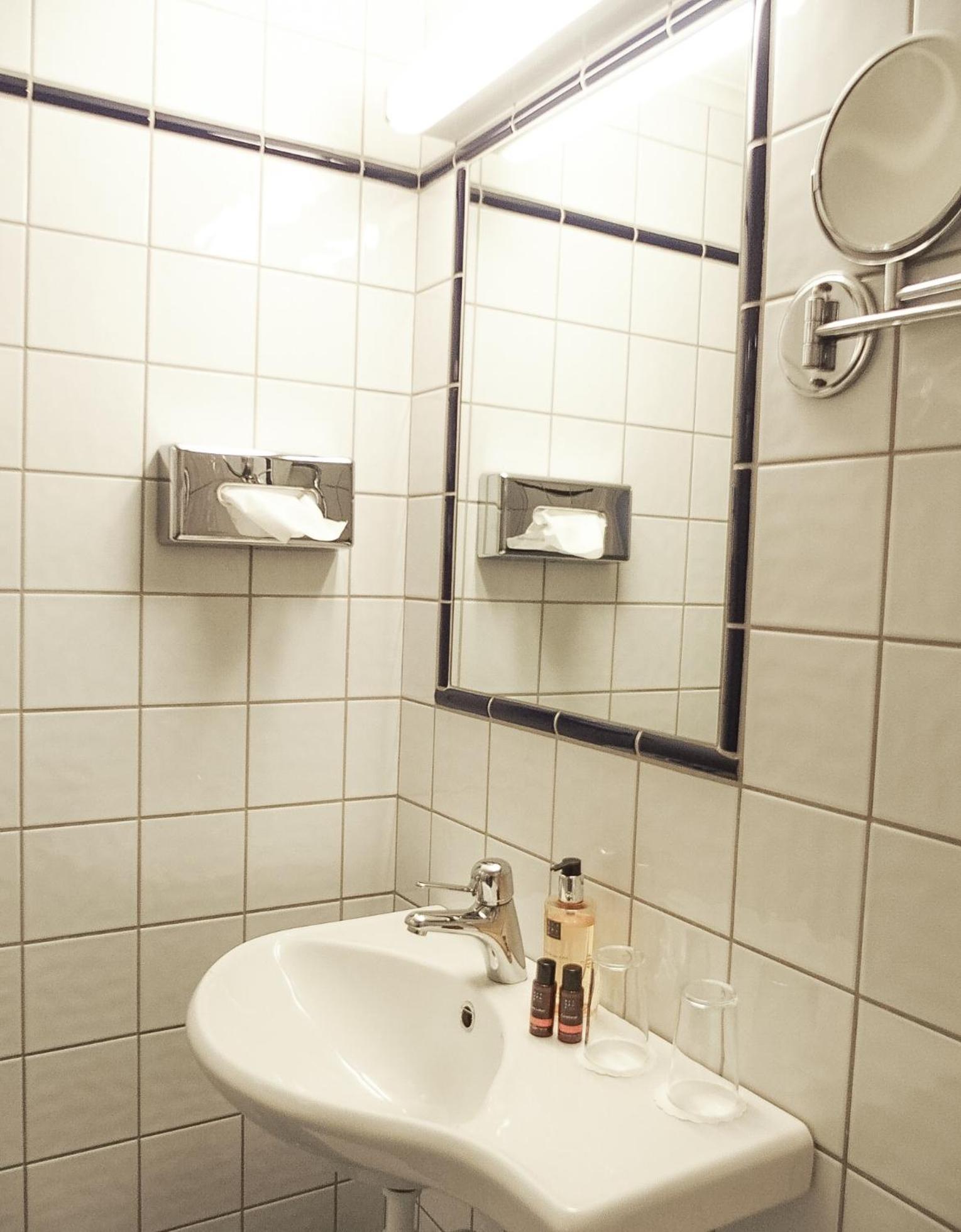 Queen Room - Non-Smoking - Photo 9