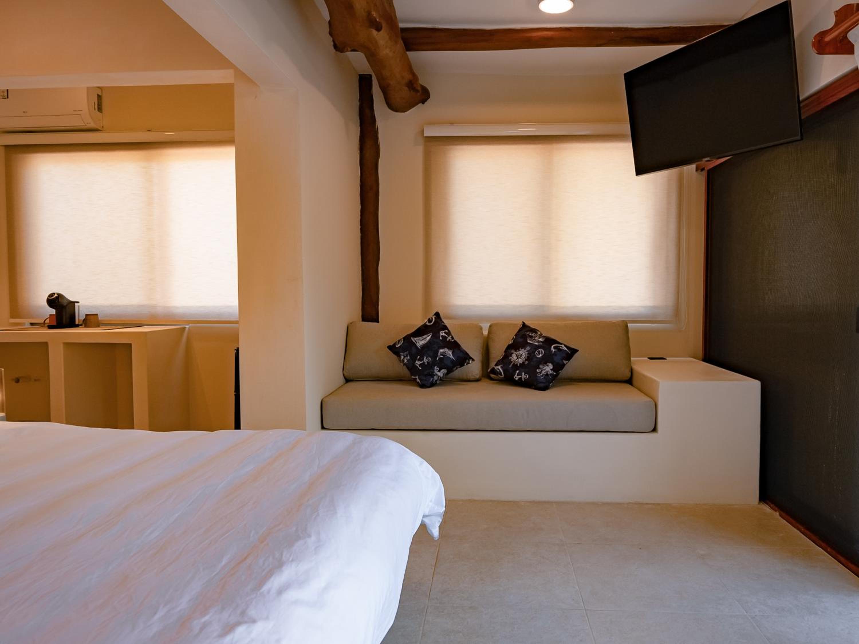 Suite With Pool View - Photo 3