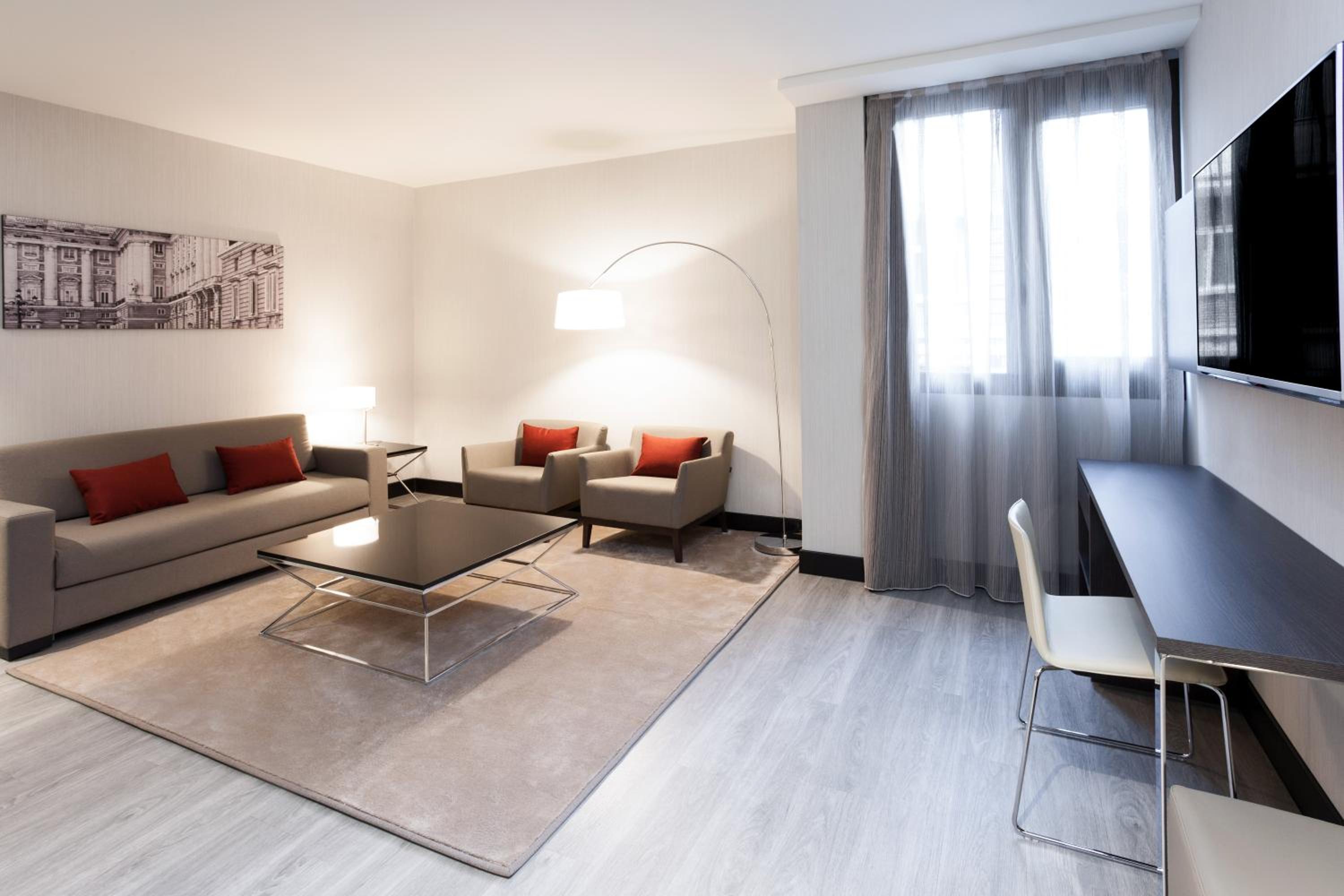 Executive Queen Room with Lounge Area