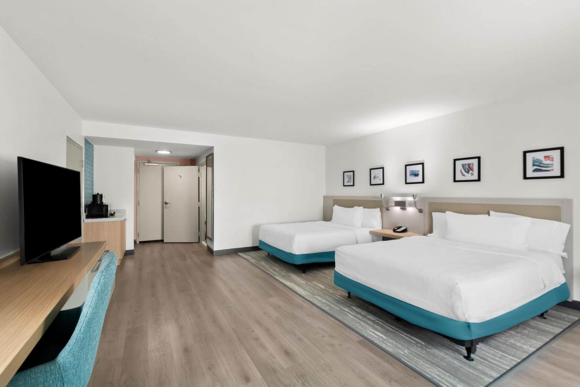 Queen Room with Two Queen Beds - Photo 2