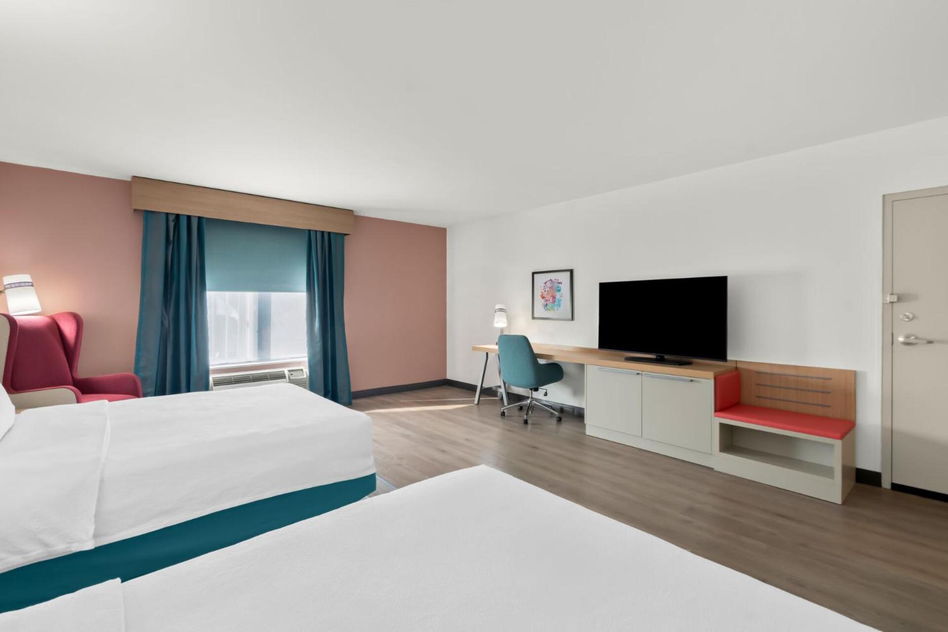 Queen Room with Two Queen Beds - Photo 3