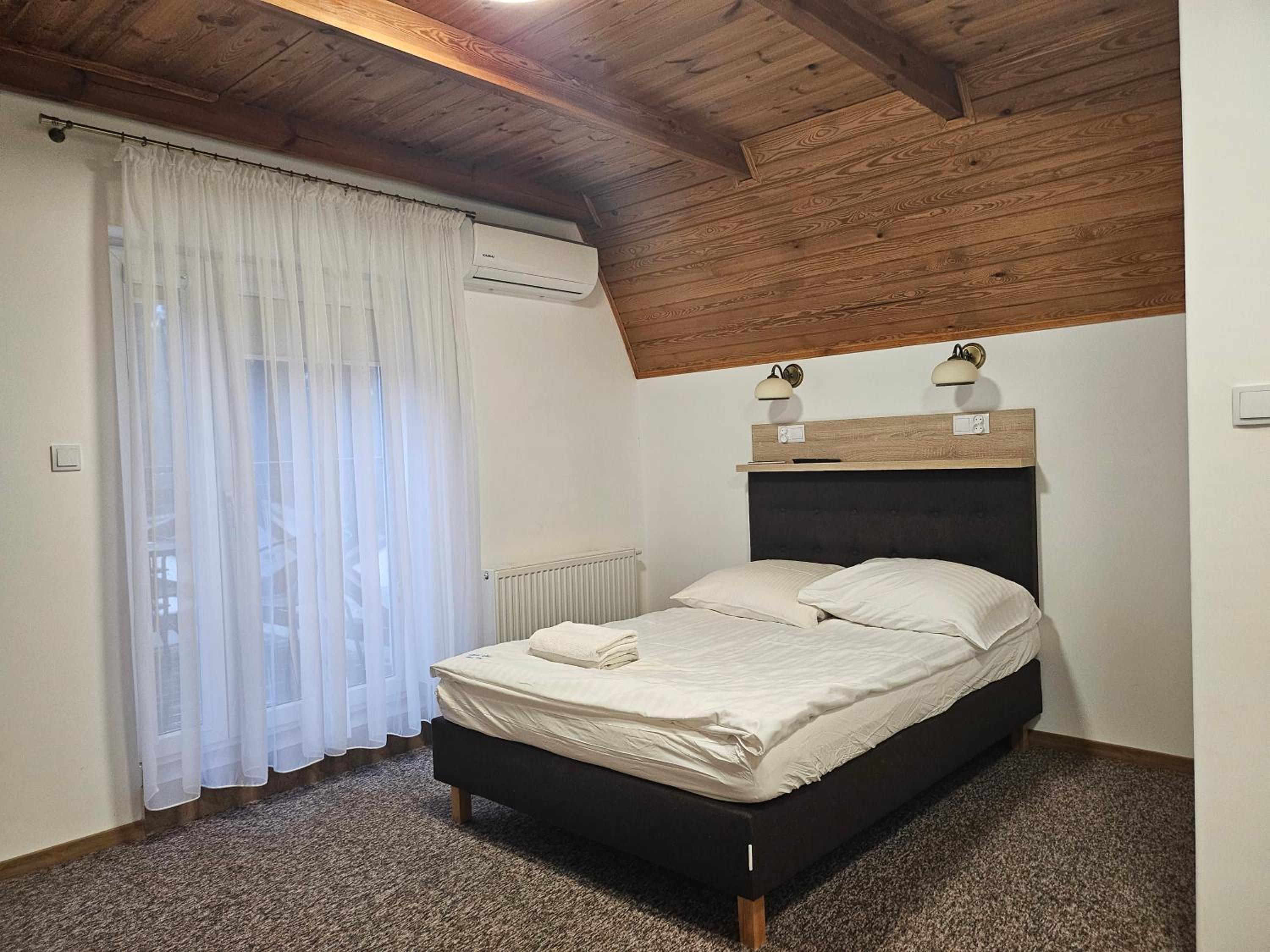 Double Room with Balcony - Photo 4