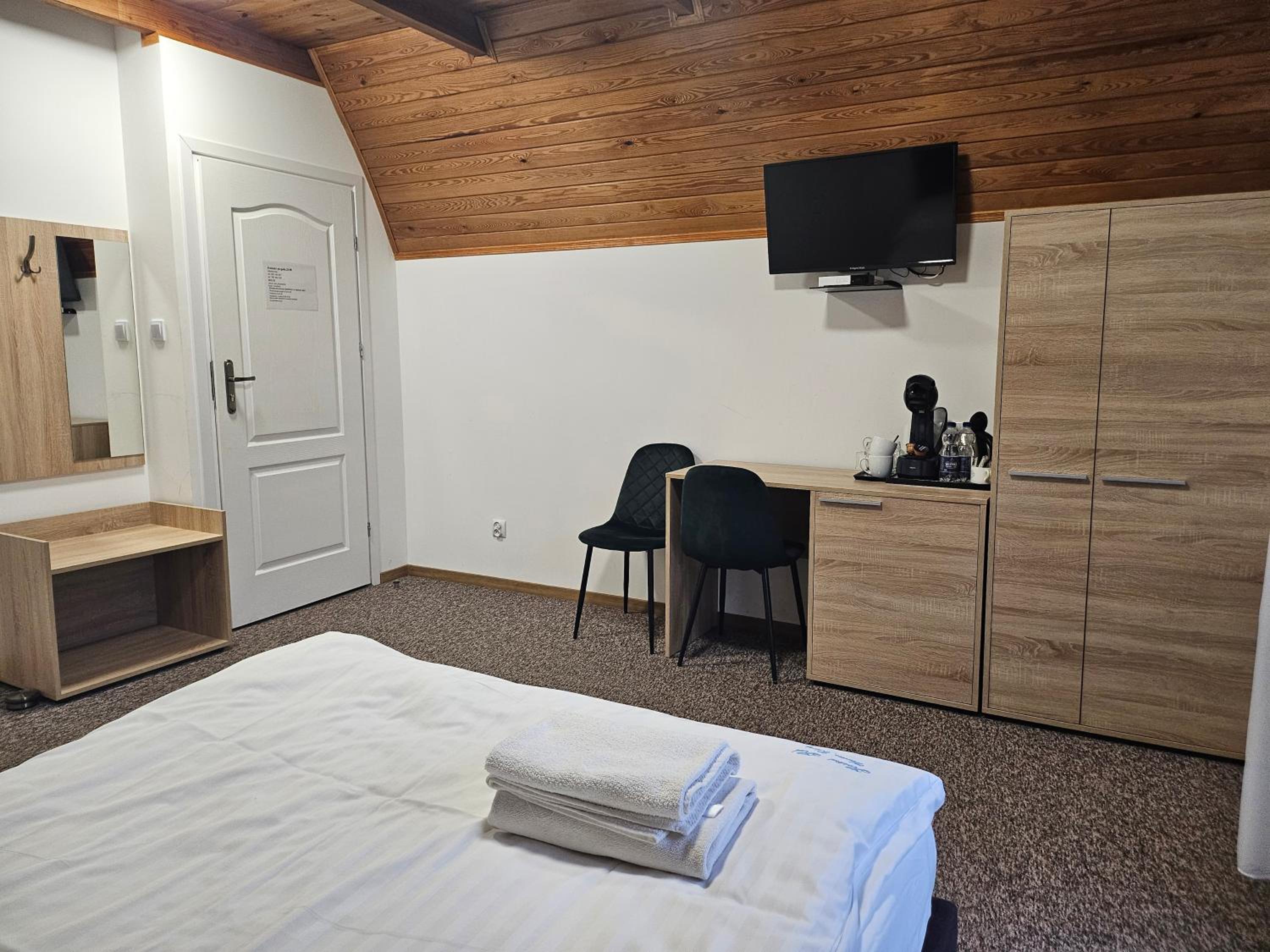 Double Room with Balcony - Photo 21