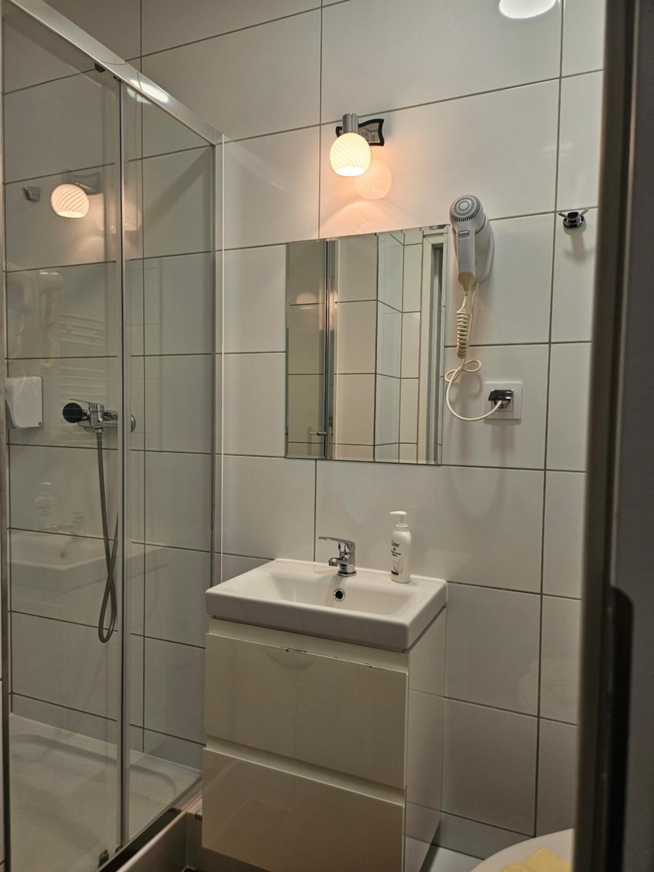 Double Room - Photo 12