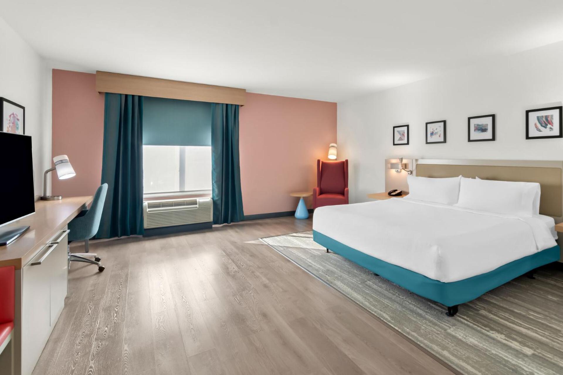 King Room with Tub - Mobility and Hearing Access - Photo 1