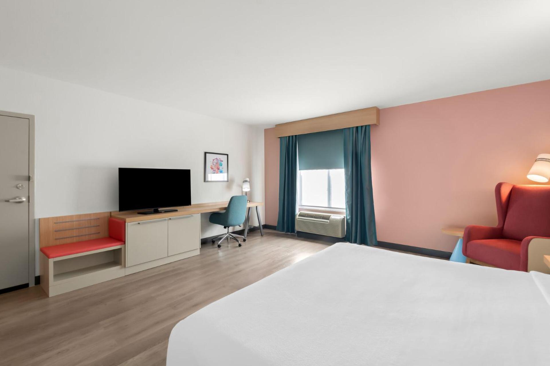 King Room with Tub - Mobility and Hearing Access - Photo 2
