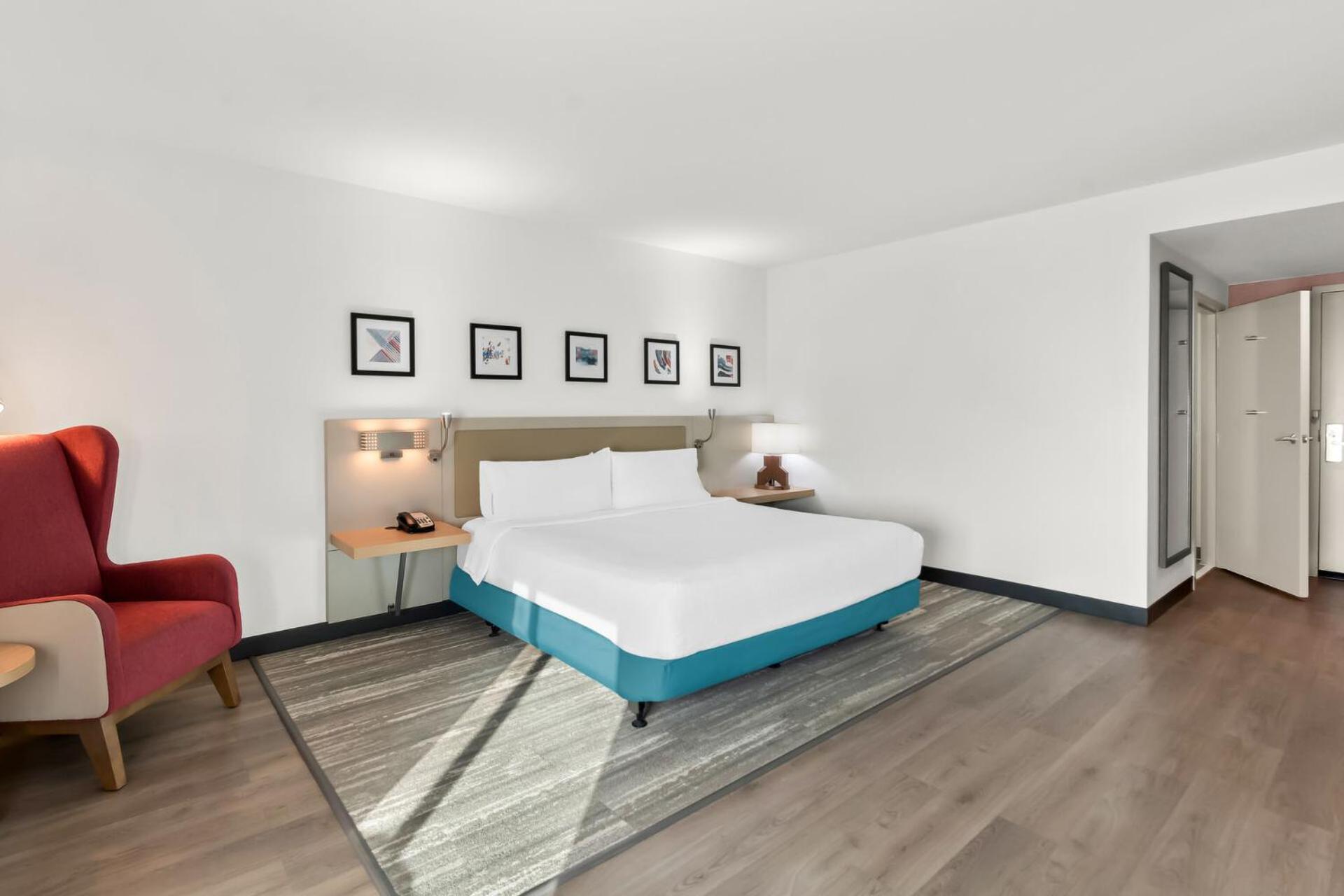 King Room with Tub - Mobility and Hearing Access - Photo 3