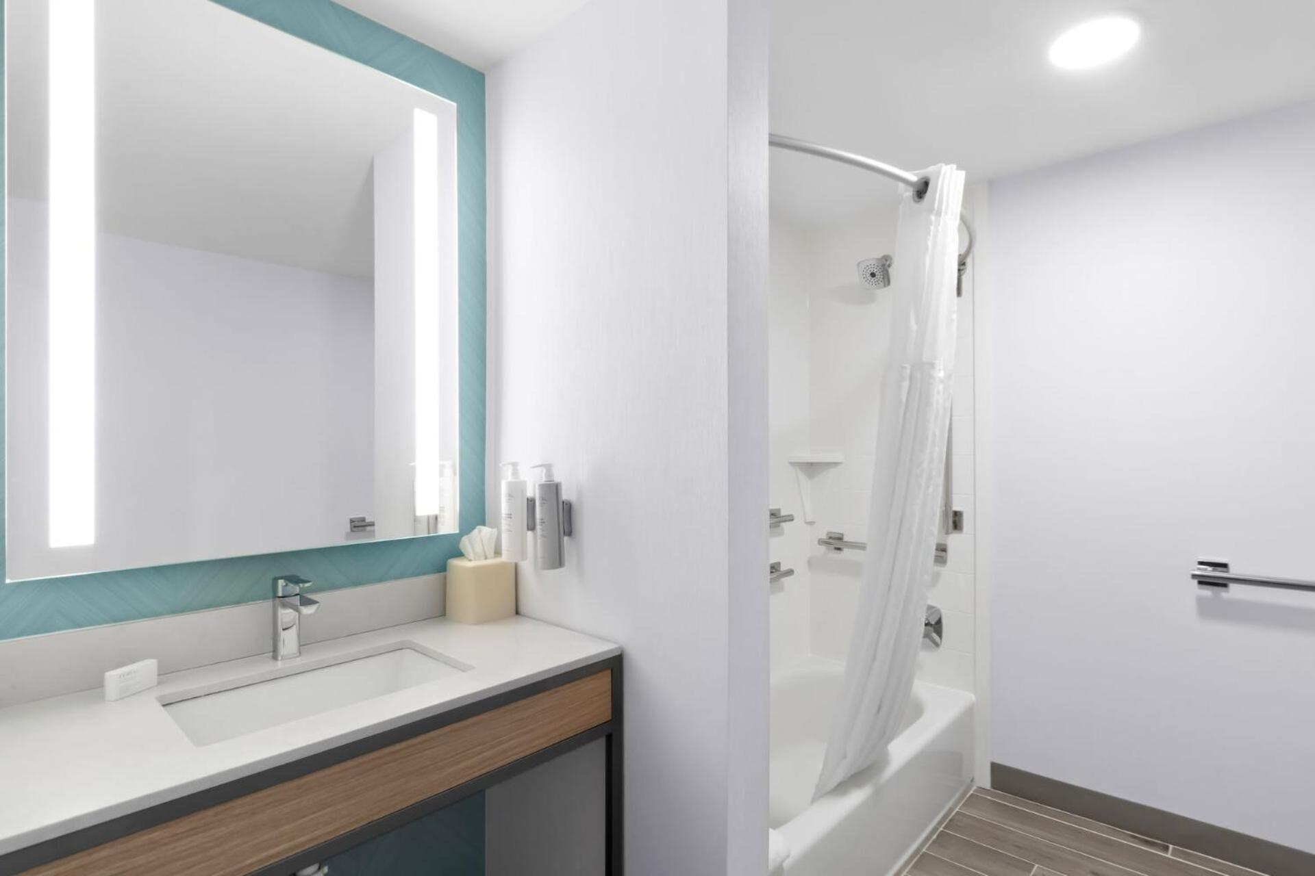 King Room with Tub - Mobility and Hearing Access - Photo 4