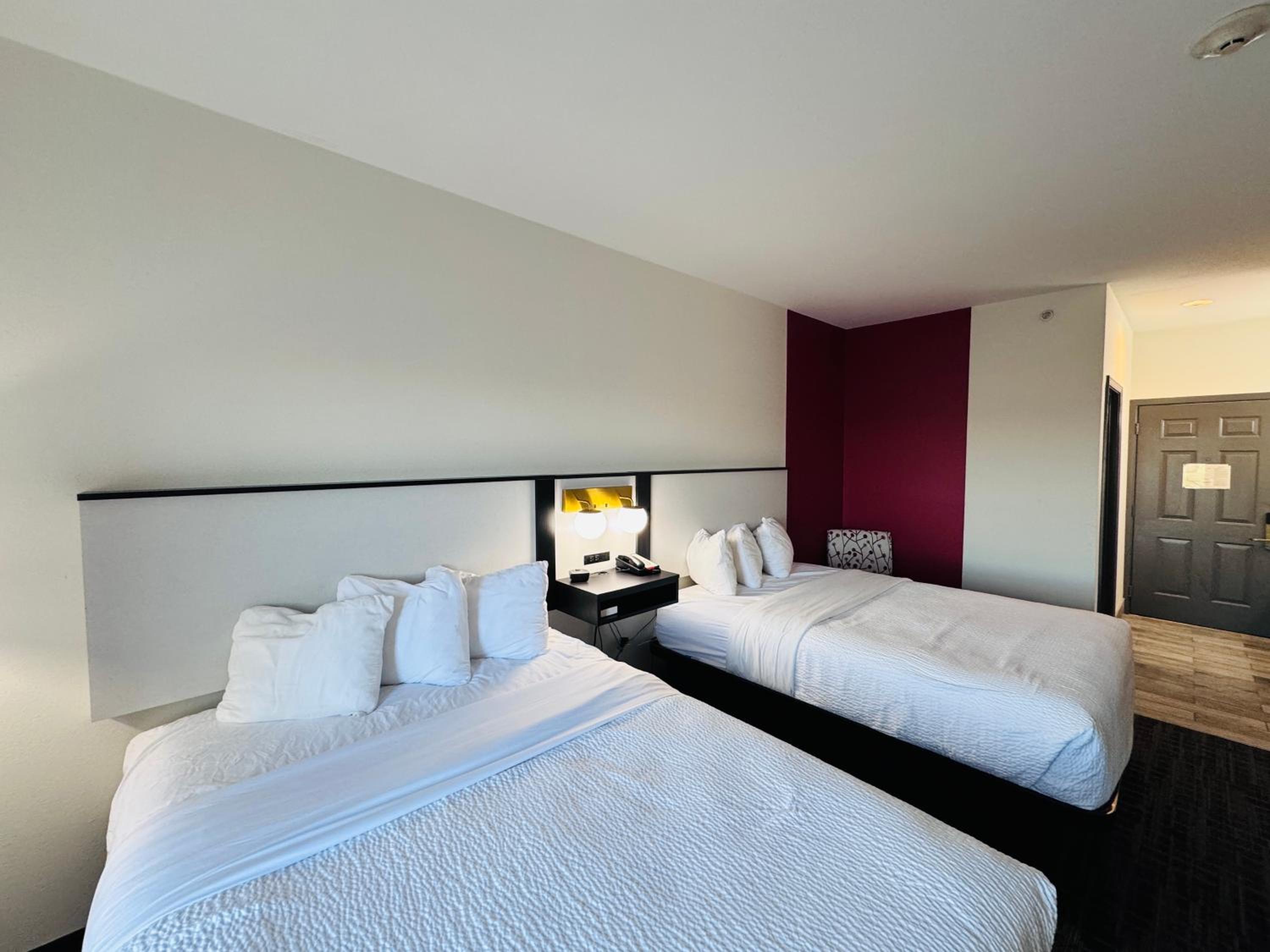 Queen Room with Two Queen Beds - Non-Smoking - Photo 3