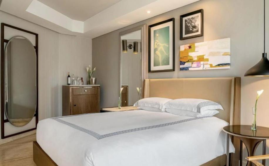 Queen Room with One Queen Bed - Downtown House