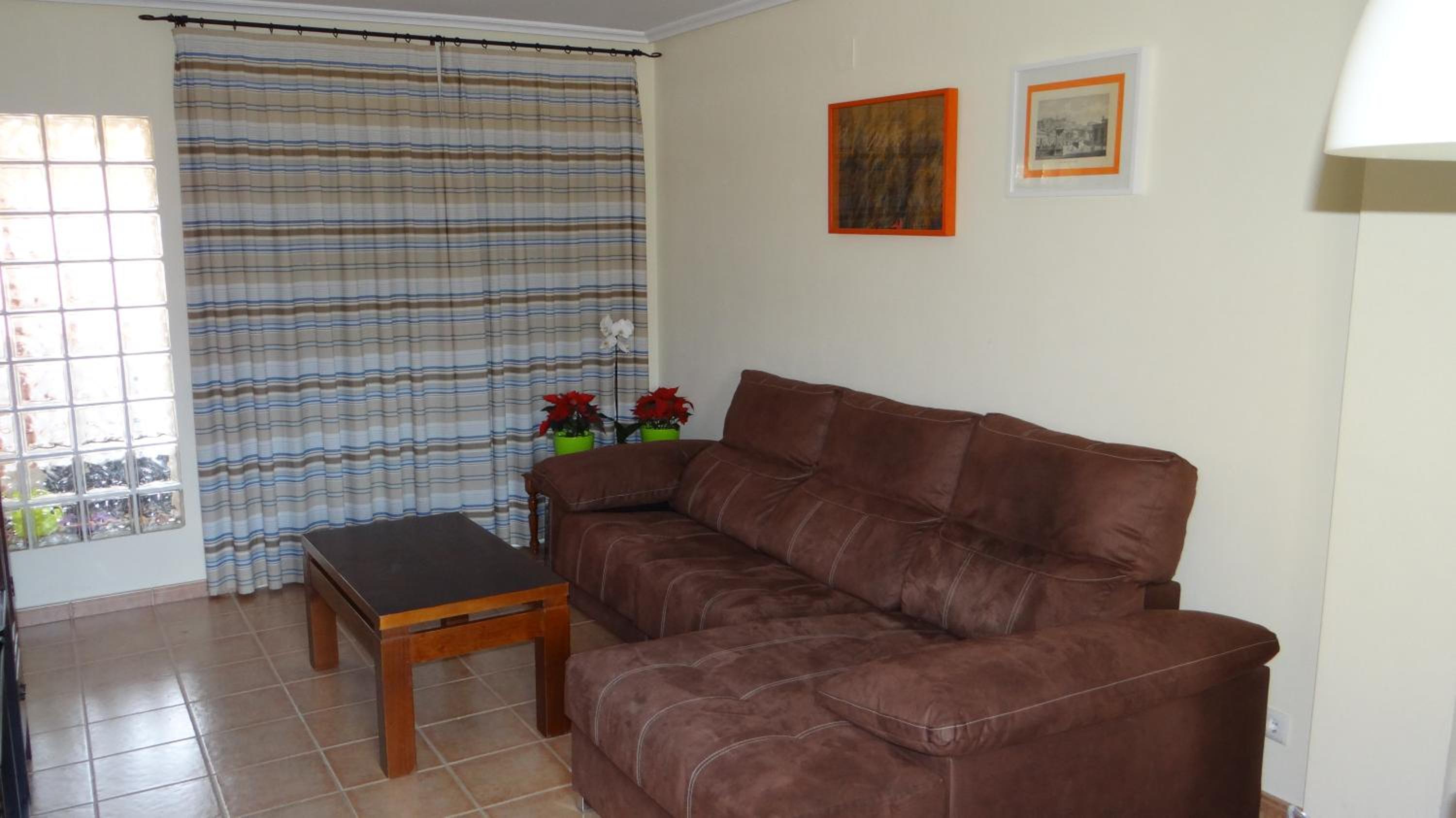 Apartamento de Dos Dormitorios con Vista a la Piscina