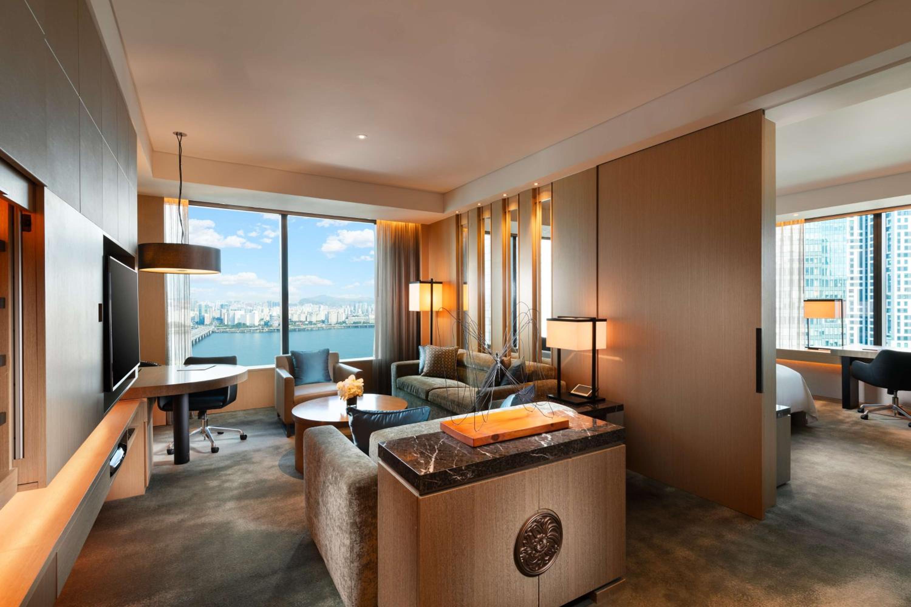 Deluxe Corner King Suite with River View