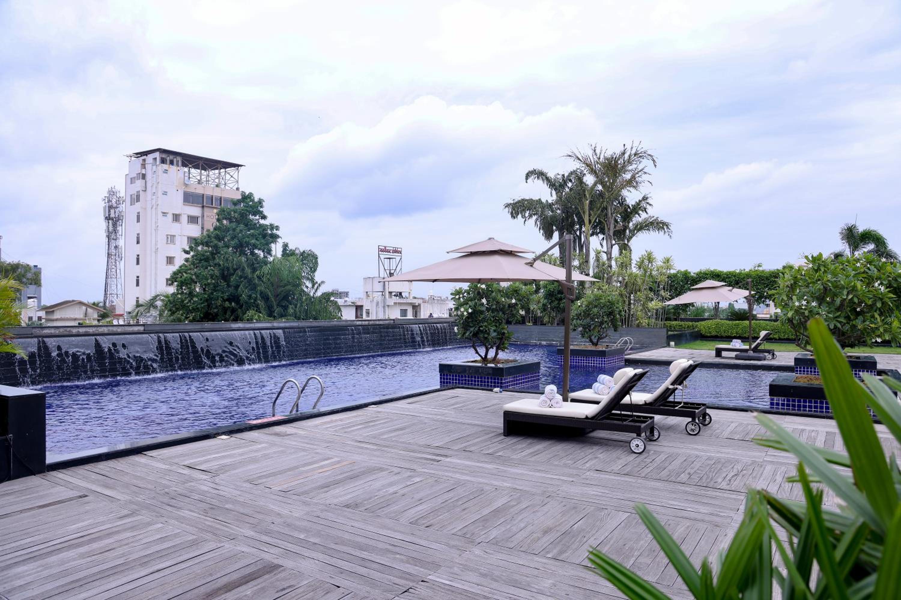 Deluxe Pool View Room - 1 Dbl Bed - 15% off on session of Spa, 15% off on Laundry, 15% off F&B services