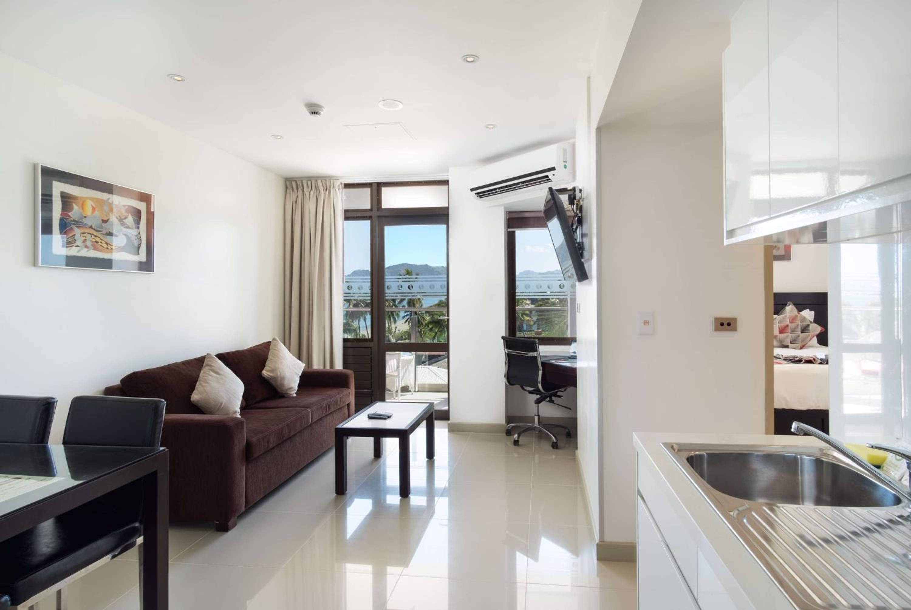 Two-Bedroom Suite with Partial Ocean View - Non-Smoking photo 3