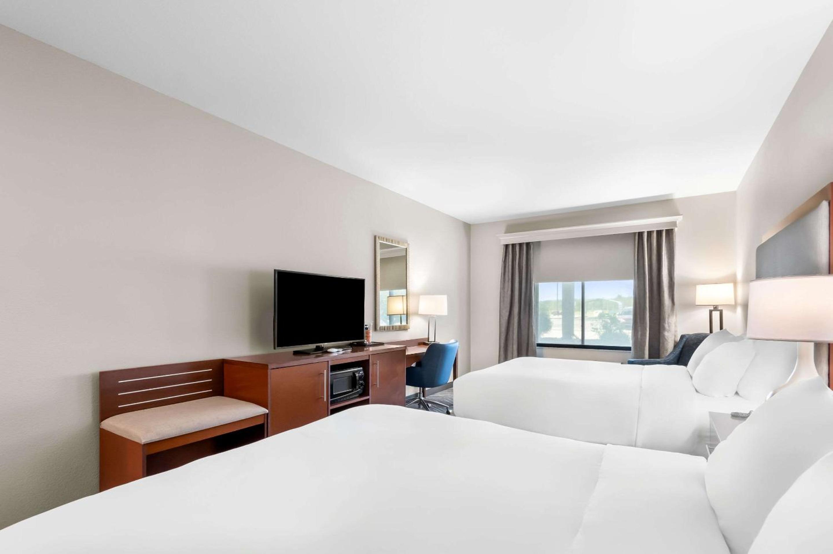 Queen Room with Two Queen Beds - Accessible/Non-Smoking  - Photo 2