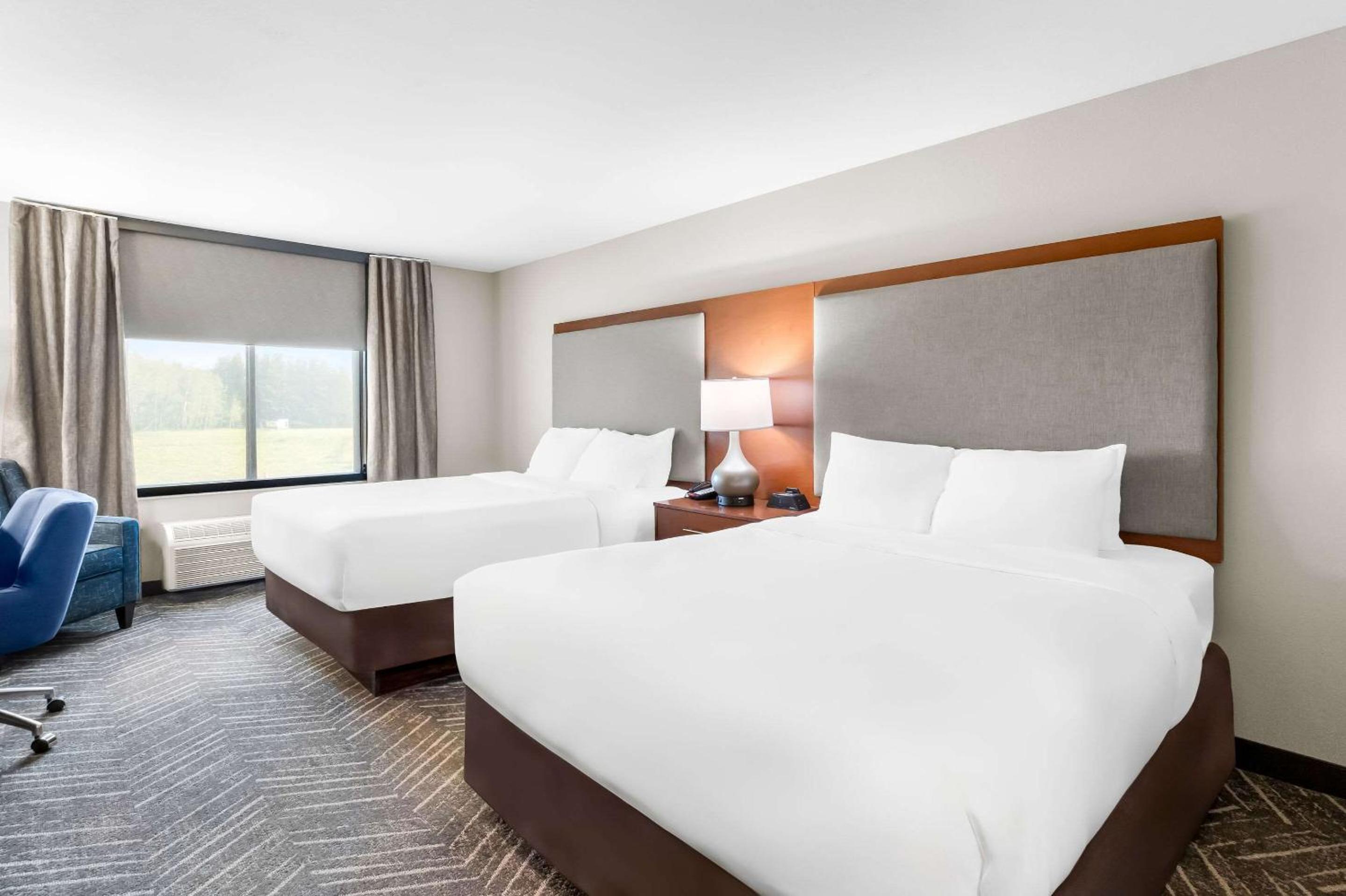 Queen Room with Two Queen Beds - Non-Smoking - Photo 1