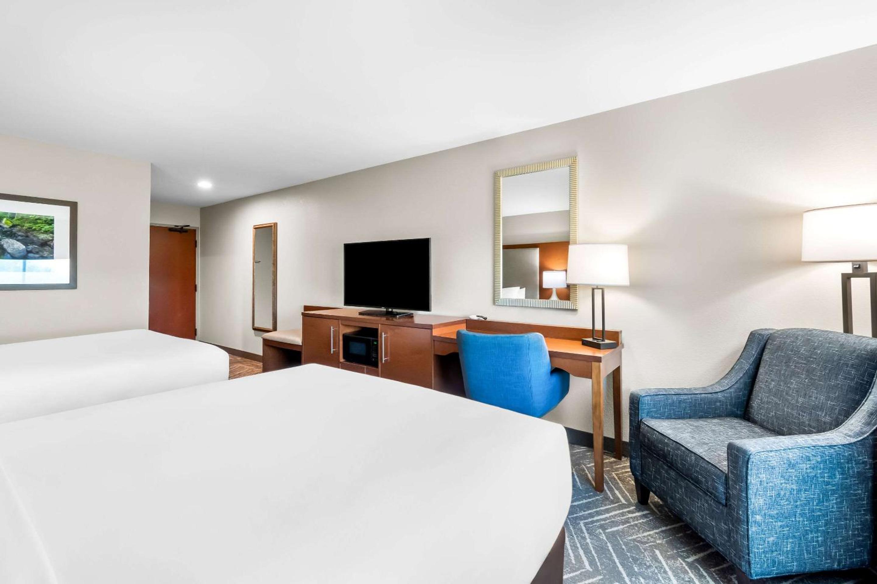 Queen Room with Two Queen Beds - Non-Smoking - Photo 2