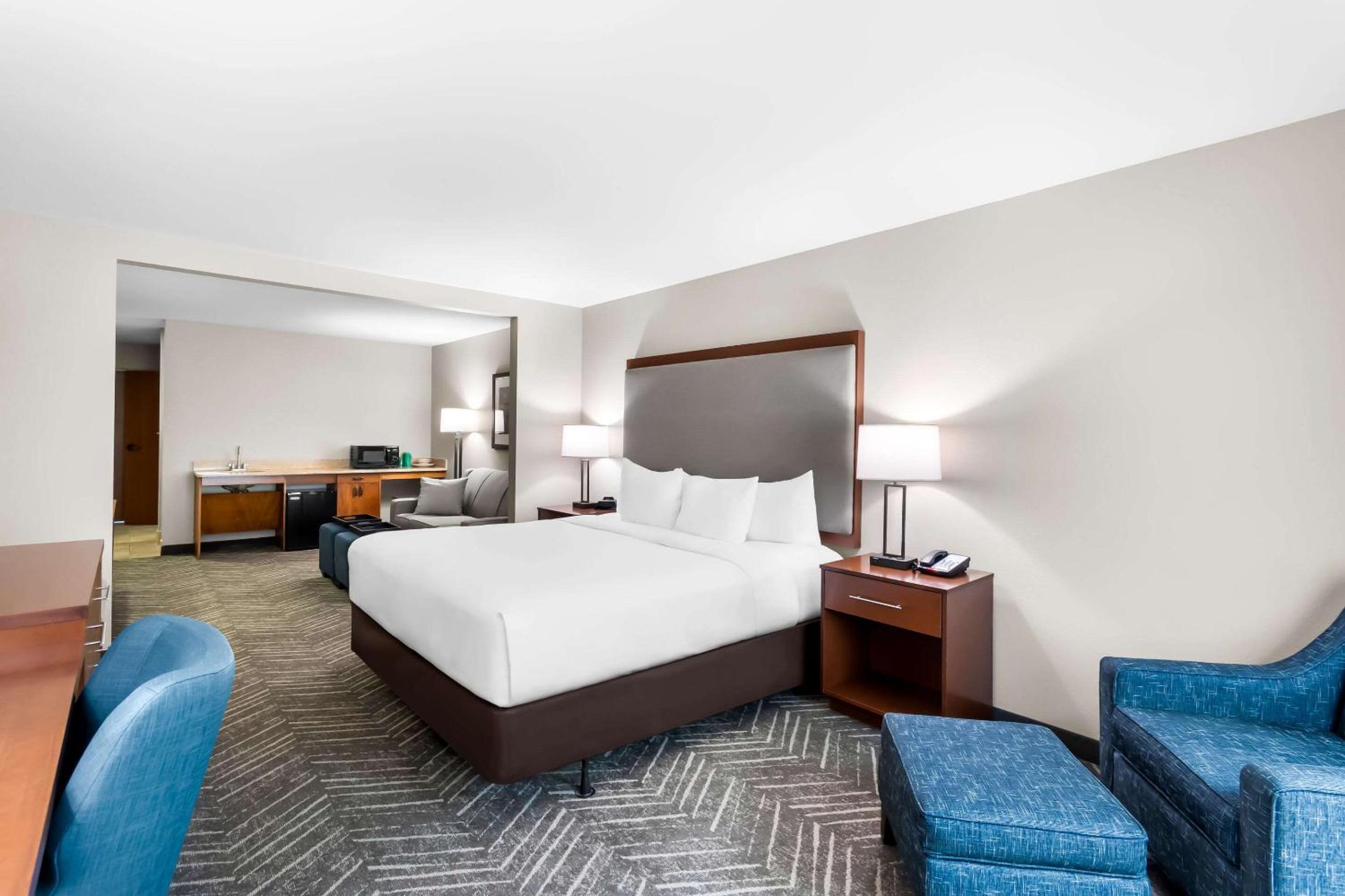 King Suite - Accessible/Non-Smoking - Photo 2