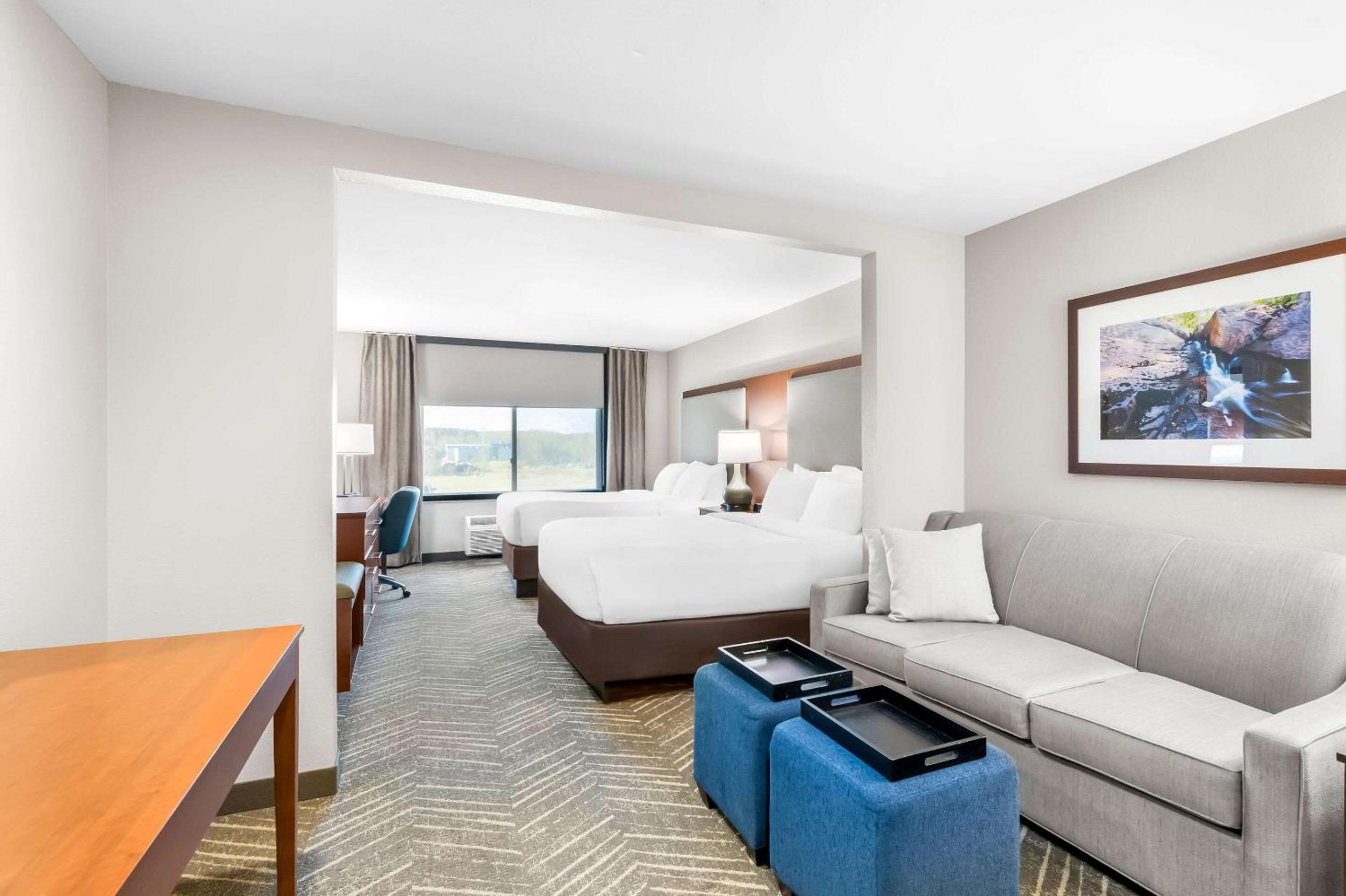 Queen Suite with Two Queen Beds and Sofa Bed - Non-Smoking - Photo 1