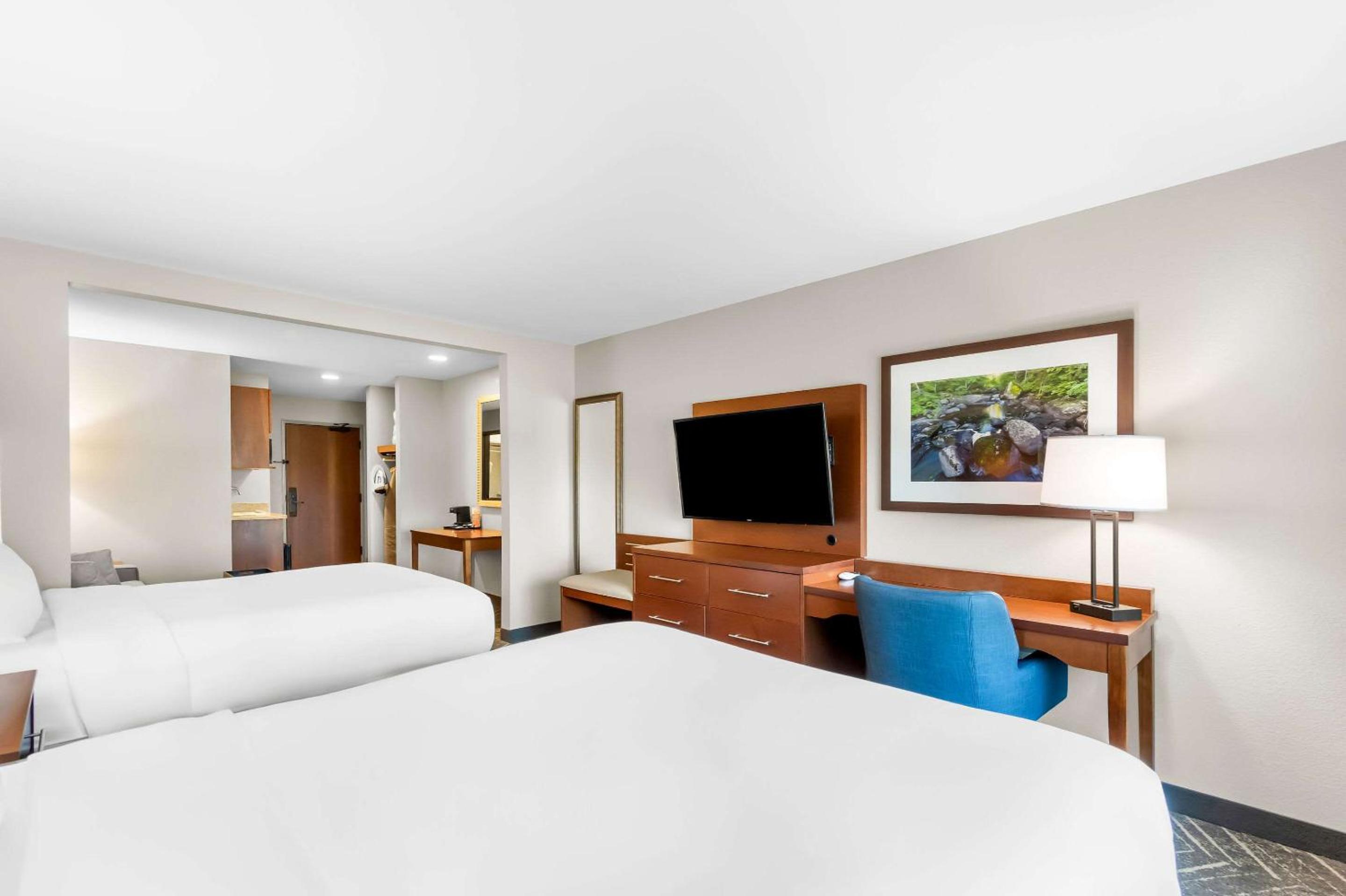 Queen Suite with Two Queen Beds and Sofa Bed - Non-Smoking - Photo 2