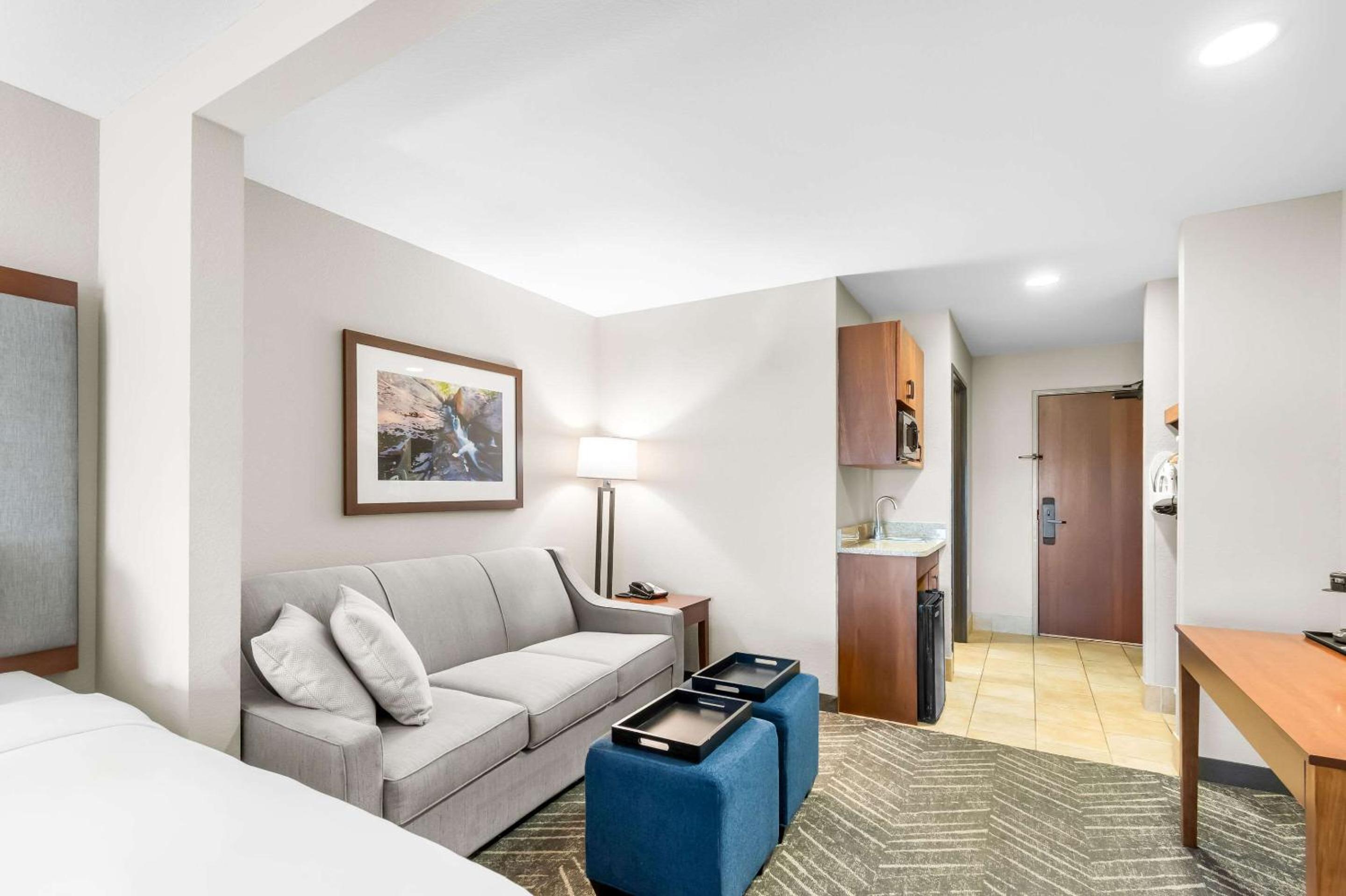 Queen Suite with Two Queen Beds and Sofa Bed - Non-Smoking - Photo 3
