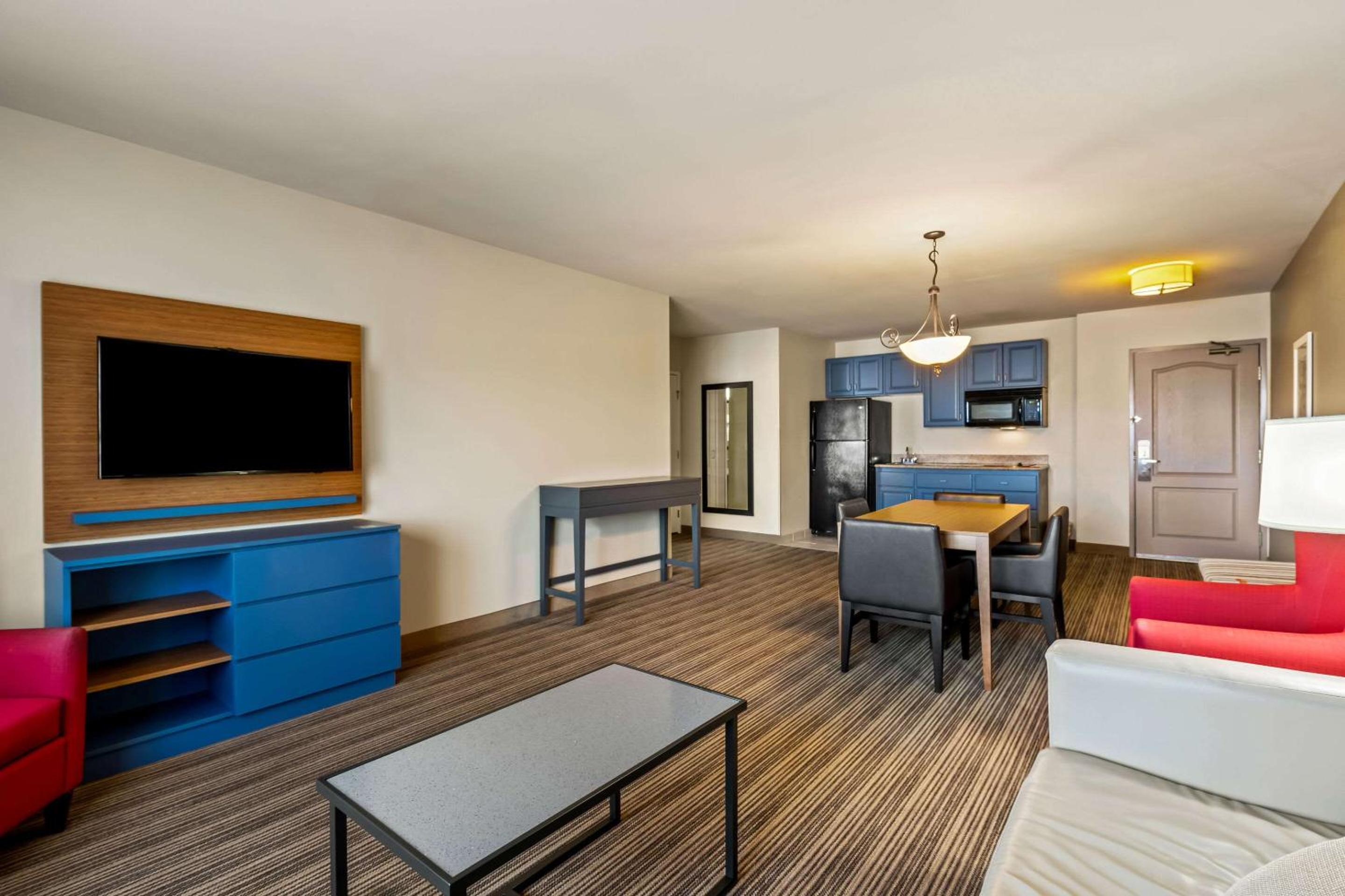 Queen Suite with Two Queen Beds and Sofa Bed - Non Smoking - Photo 2