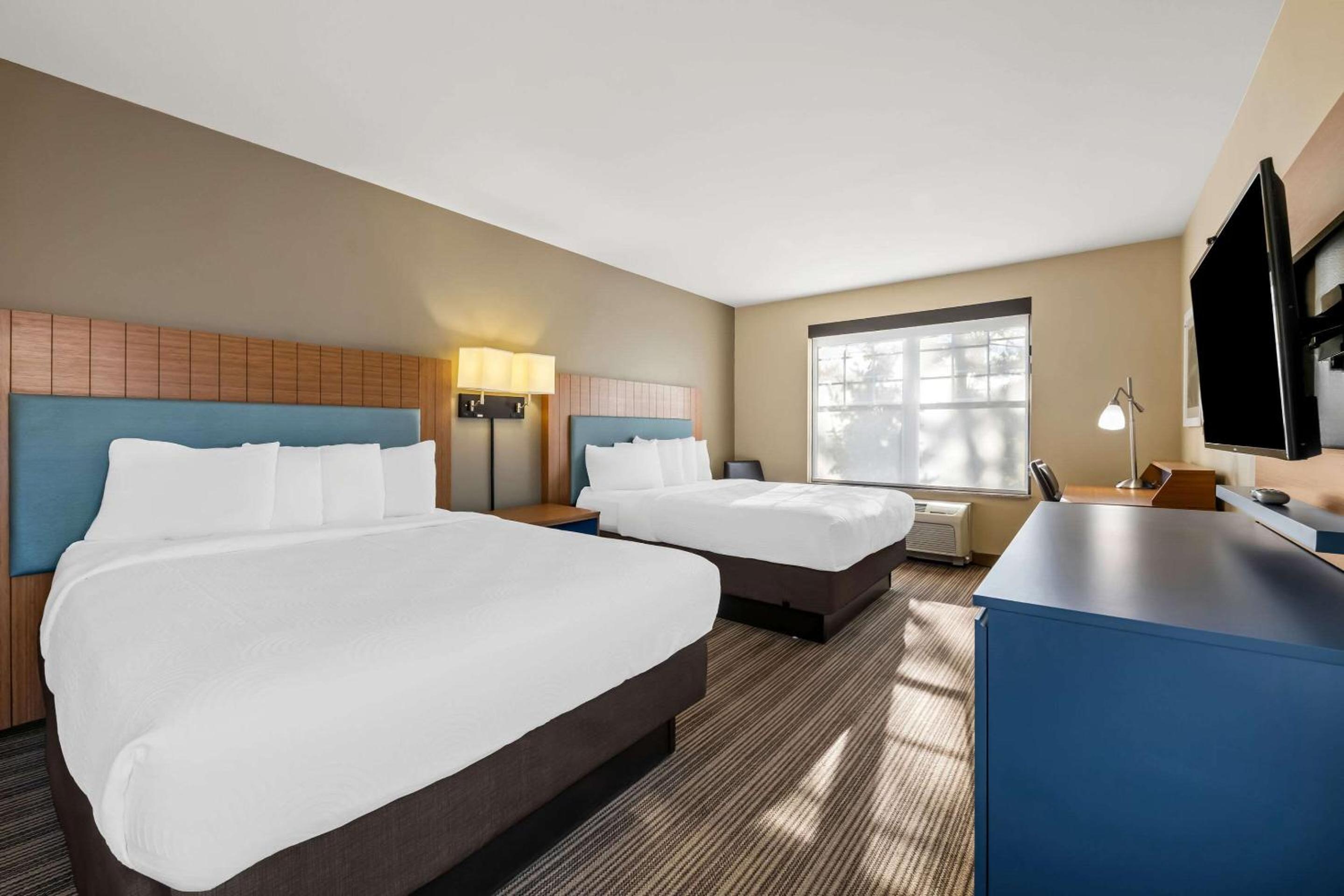 Queen Suite with Two Queen Beds and Sofa Bed - Non Smoking - Photo 3