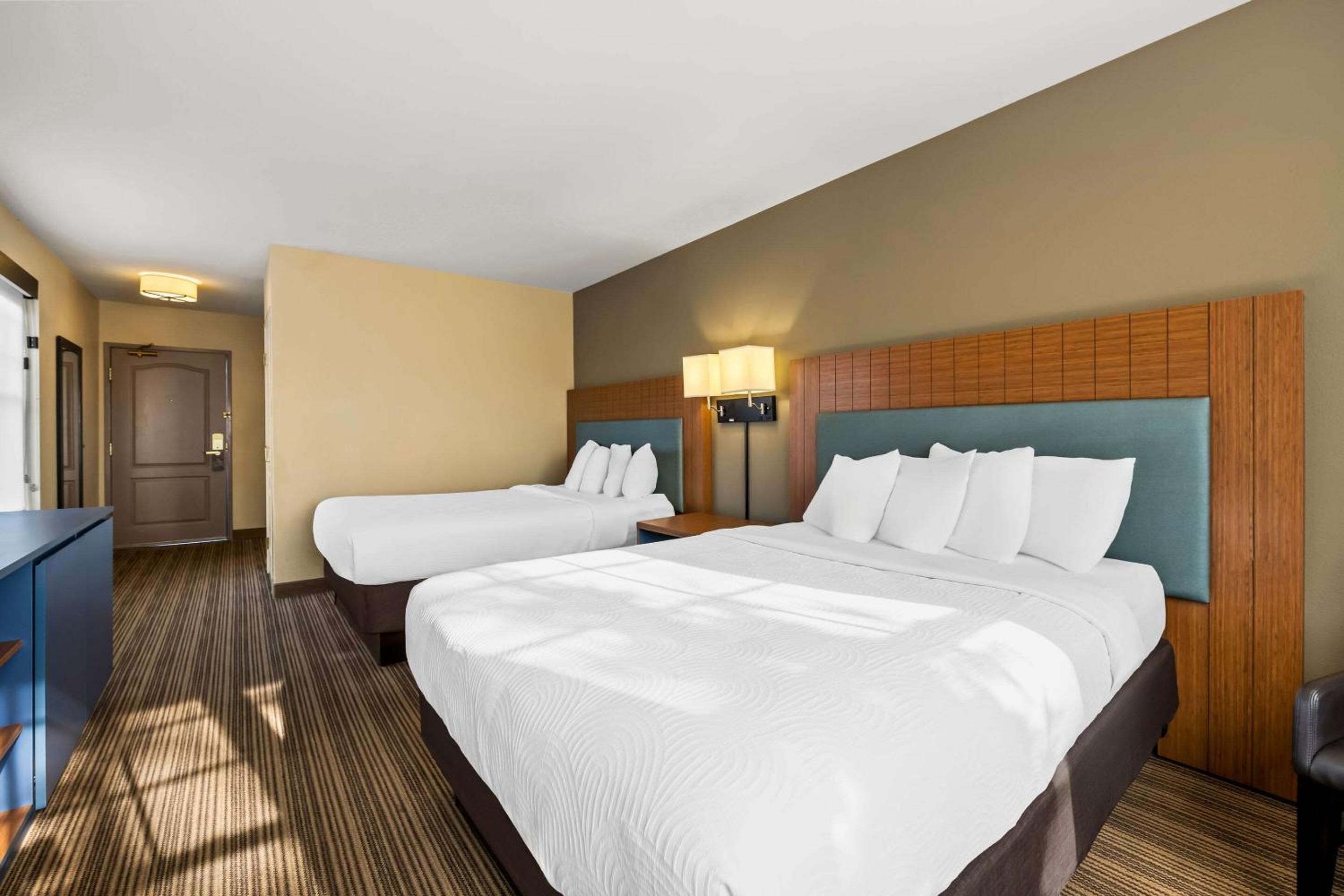 Queen Suite with Two Queen Beds and Sofa Bed - Non Smoking - Photo 4
