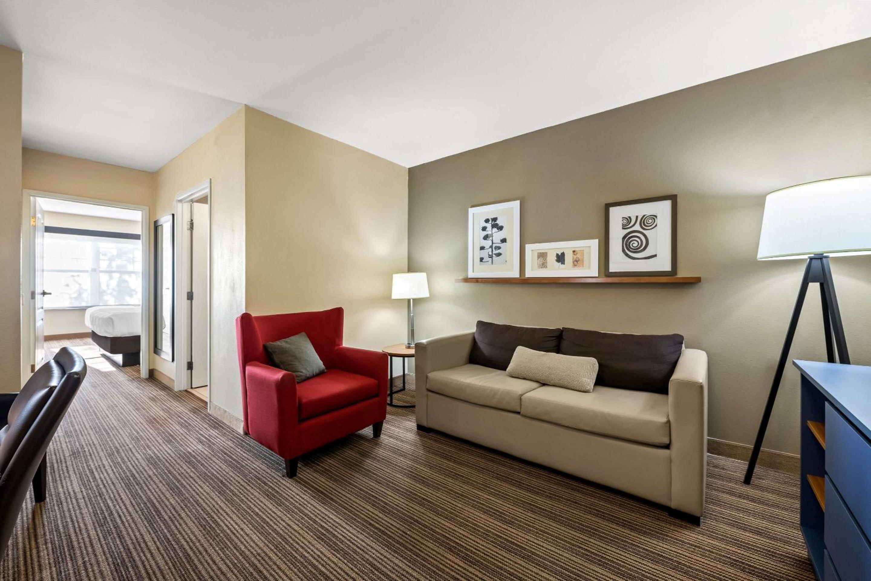King Suite with Roll-In Shower - Disability Access/Non Smoking - Photo 3