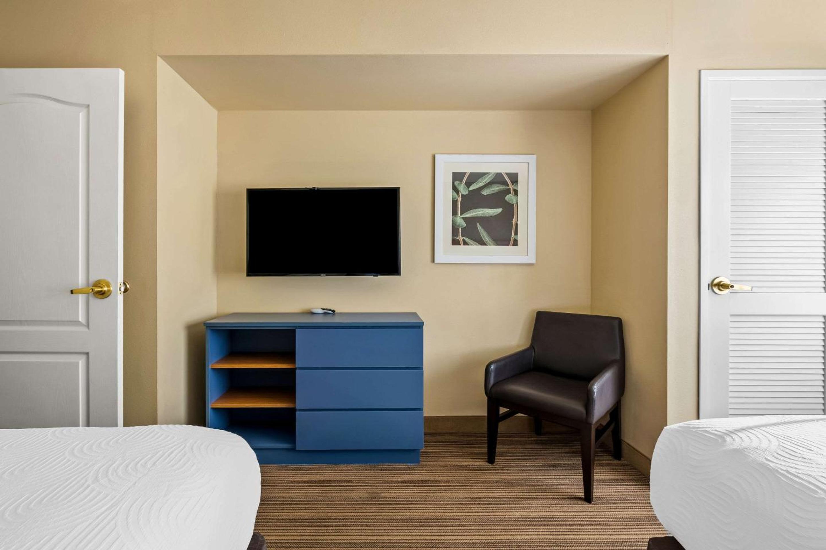 Queen Suite with Two Queen Beds and Sofa Bed - Non Smoking - Photo 6