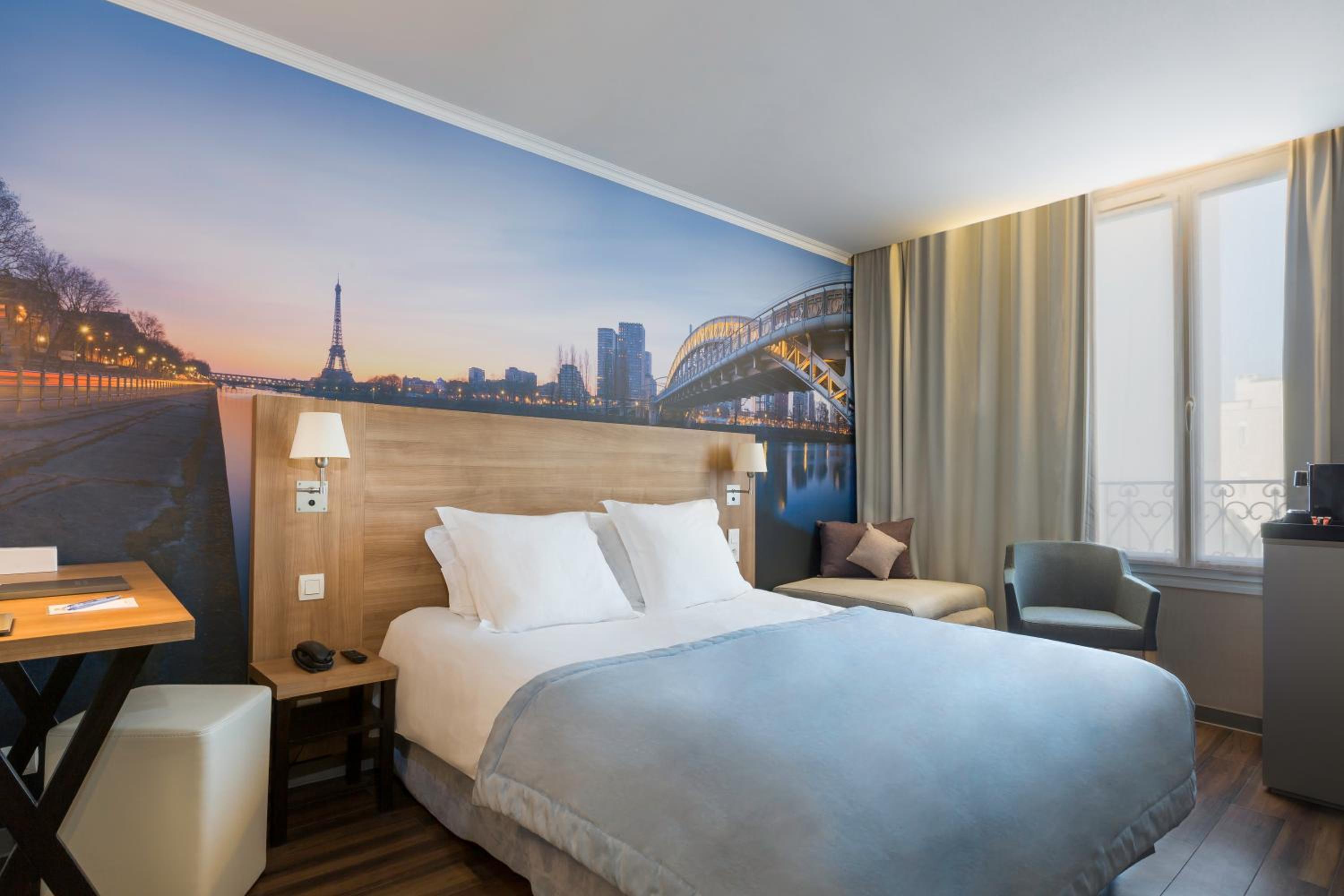 Superior King Room - Eiffel Tower View/Non-Smoking - Photo 1