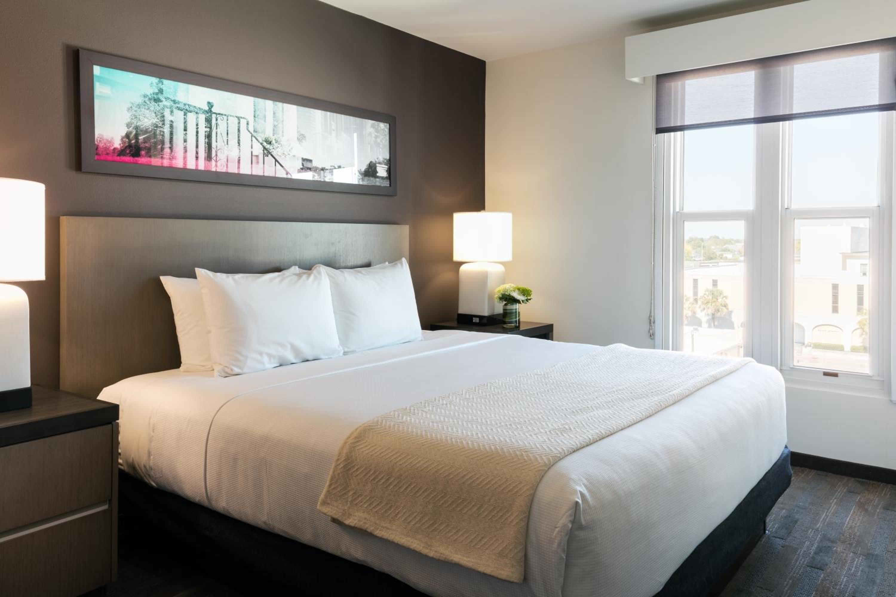 One-Bedroom King Suite with Kitchen and Sofa Bed photo 3