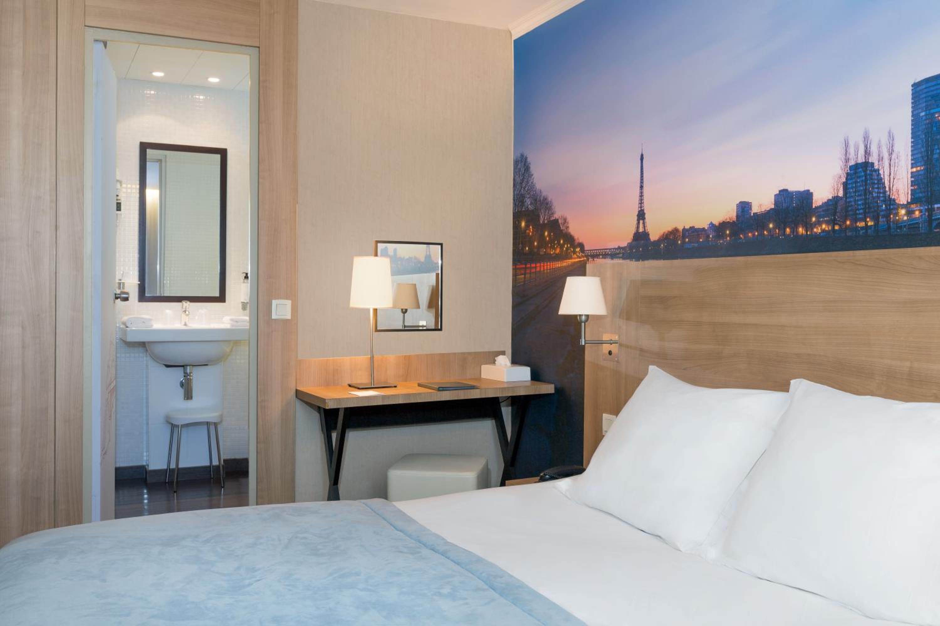 Superior King Room - Eiffel Tower View/Non-Smoking - Photo 4