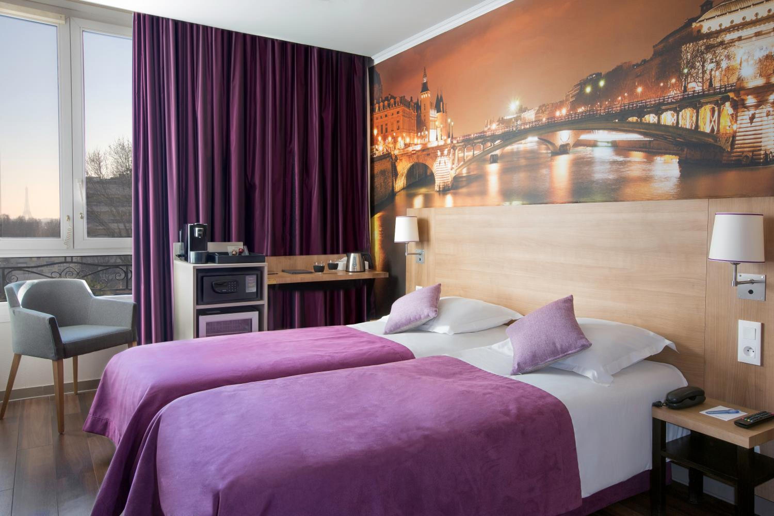 Superior King Room - Eiffel Tower View/Non-Smoking - Photo 3