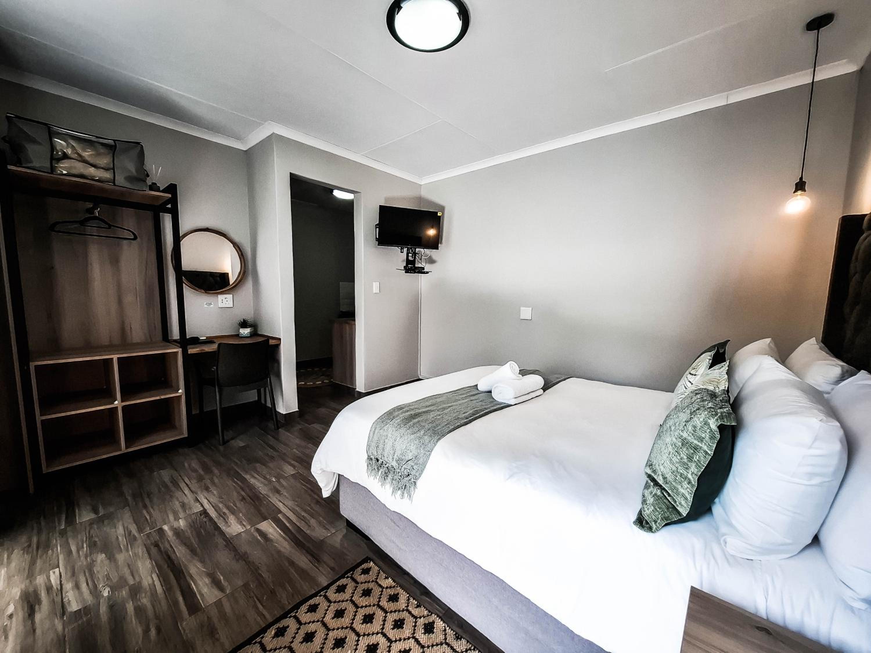 Double Room - Photo 12