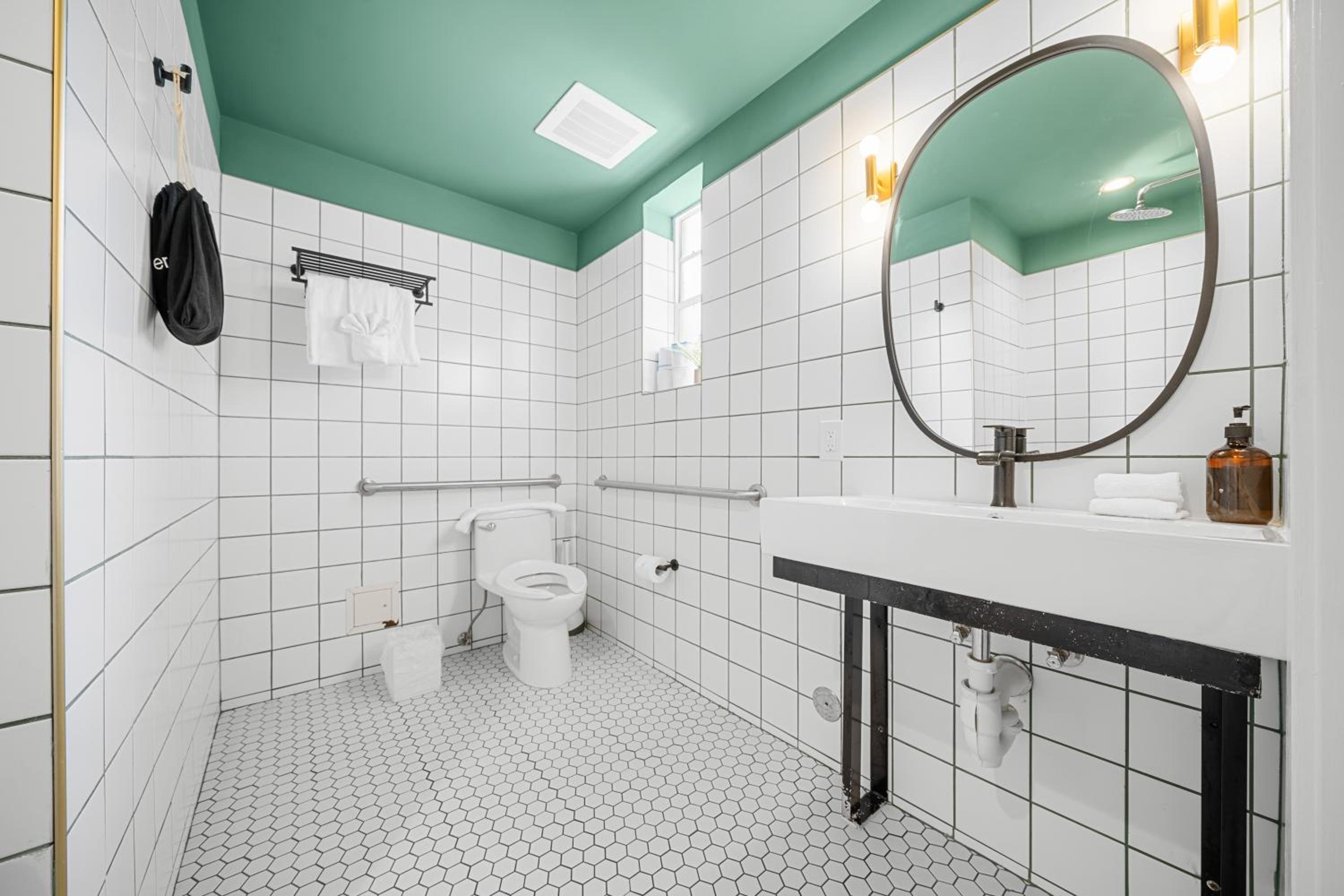 Premium Accessible Two Double Beds Studio with Kitchen - Photo 8