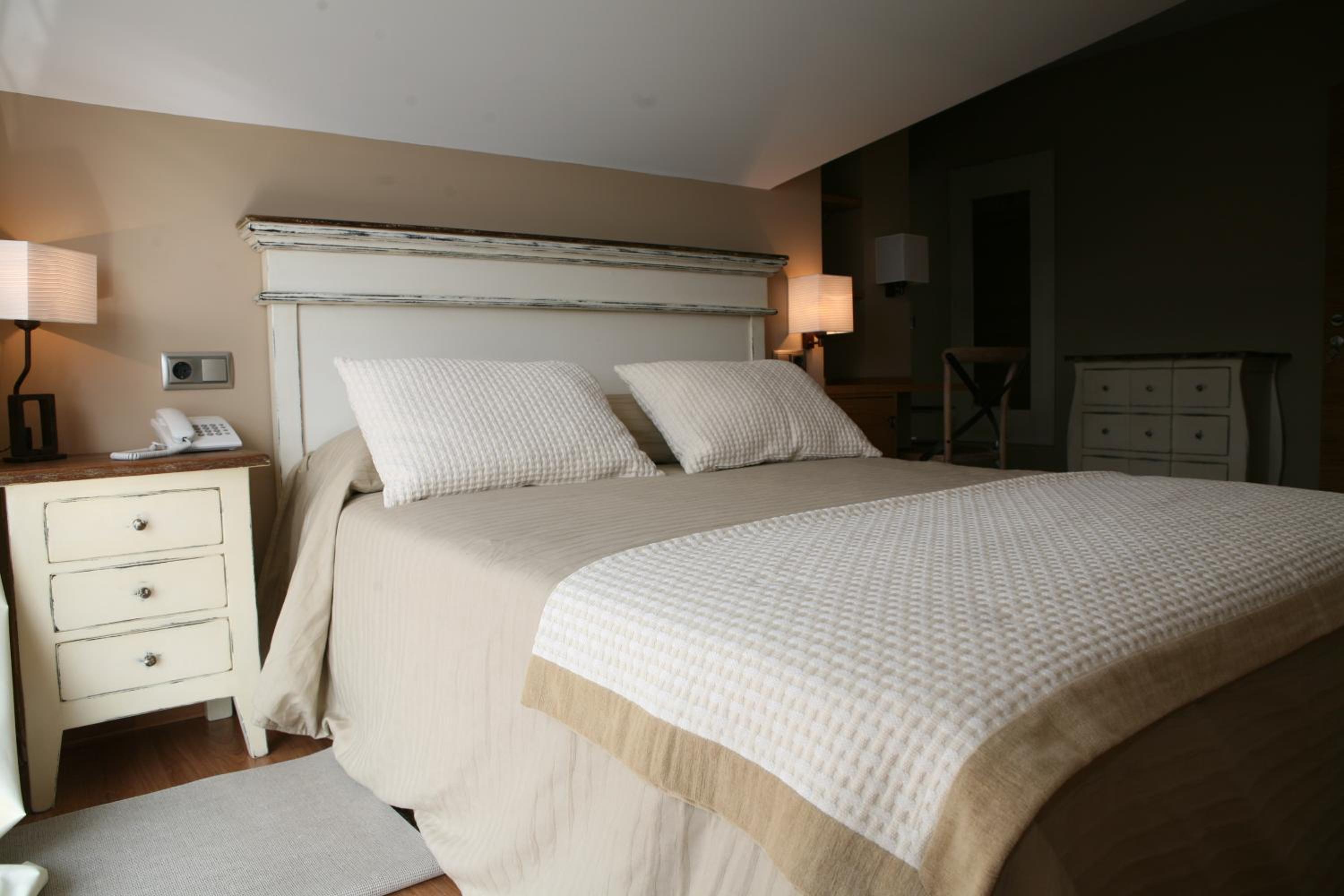 Superior Double or Twin Room - Photo 16