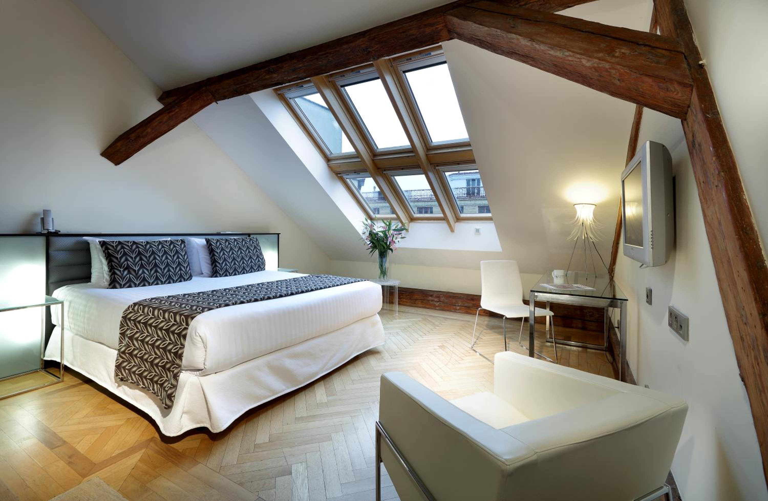 Deluxe Double Room thumbnail 6