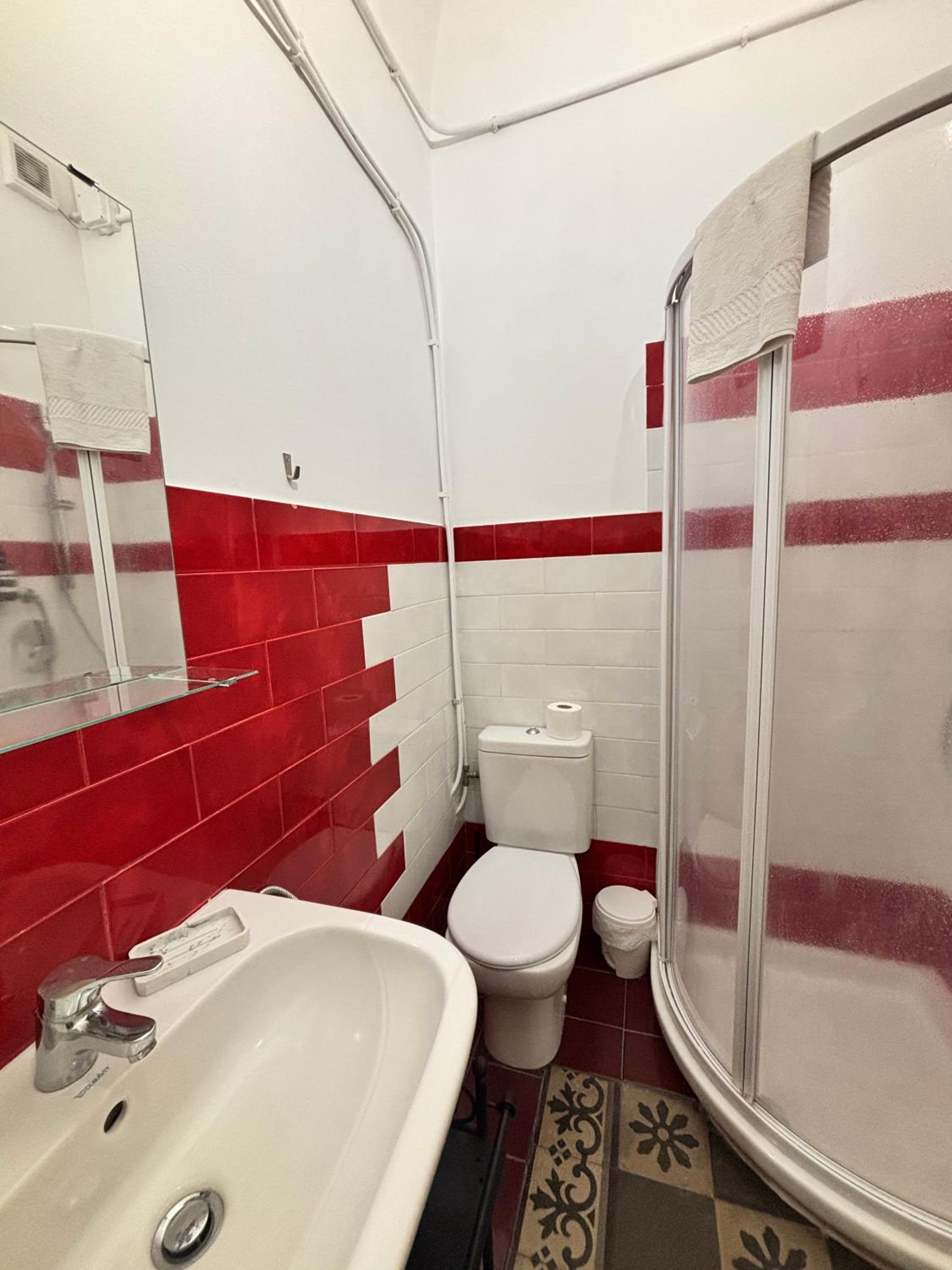 Double Room with Private Bathroom - Photo 14